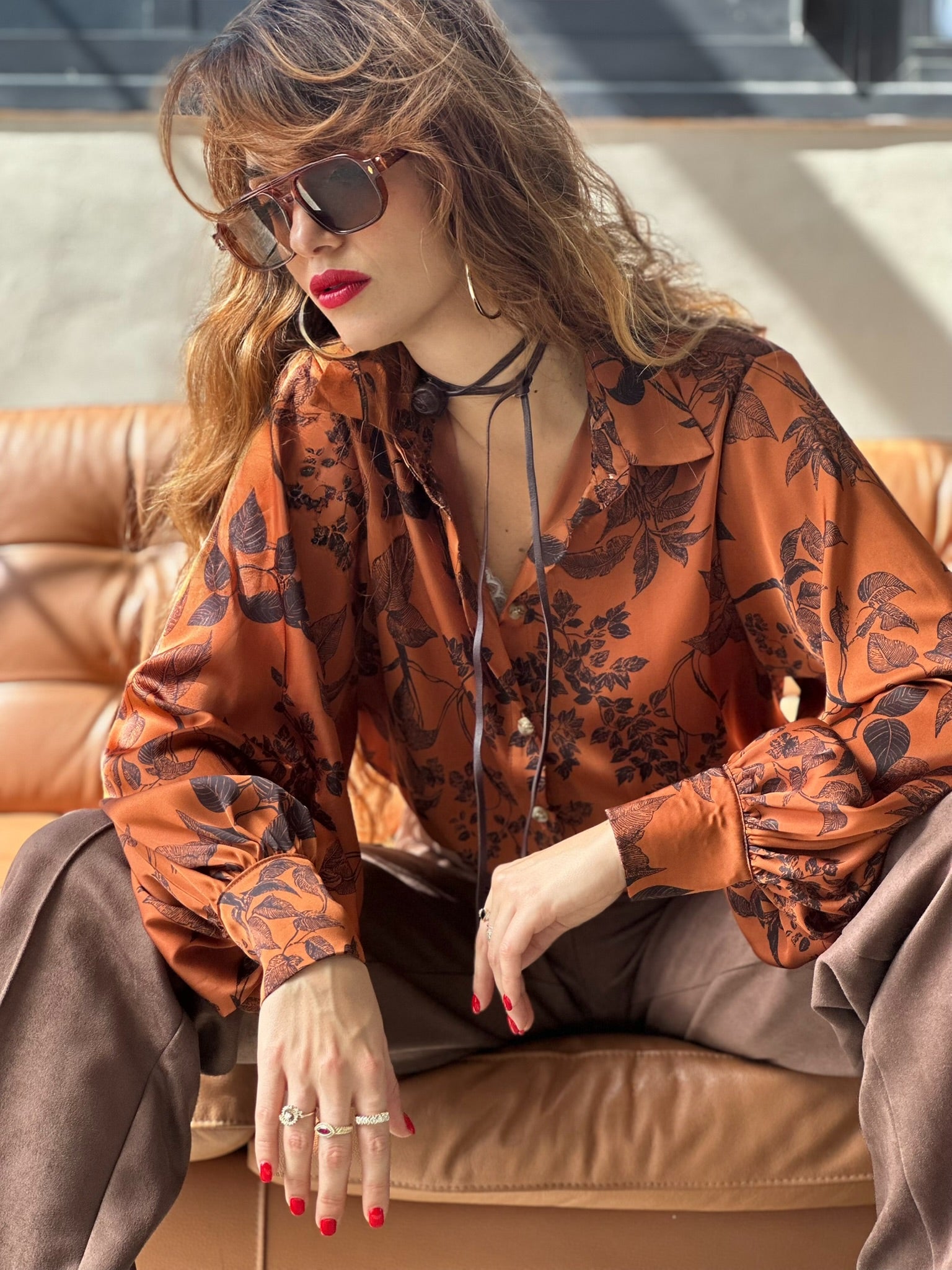 חולצת פריסיליה - בריק כתום פרחים שחורים