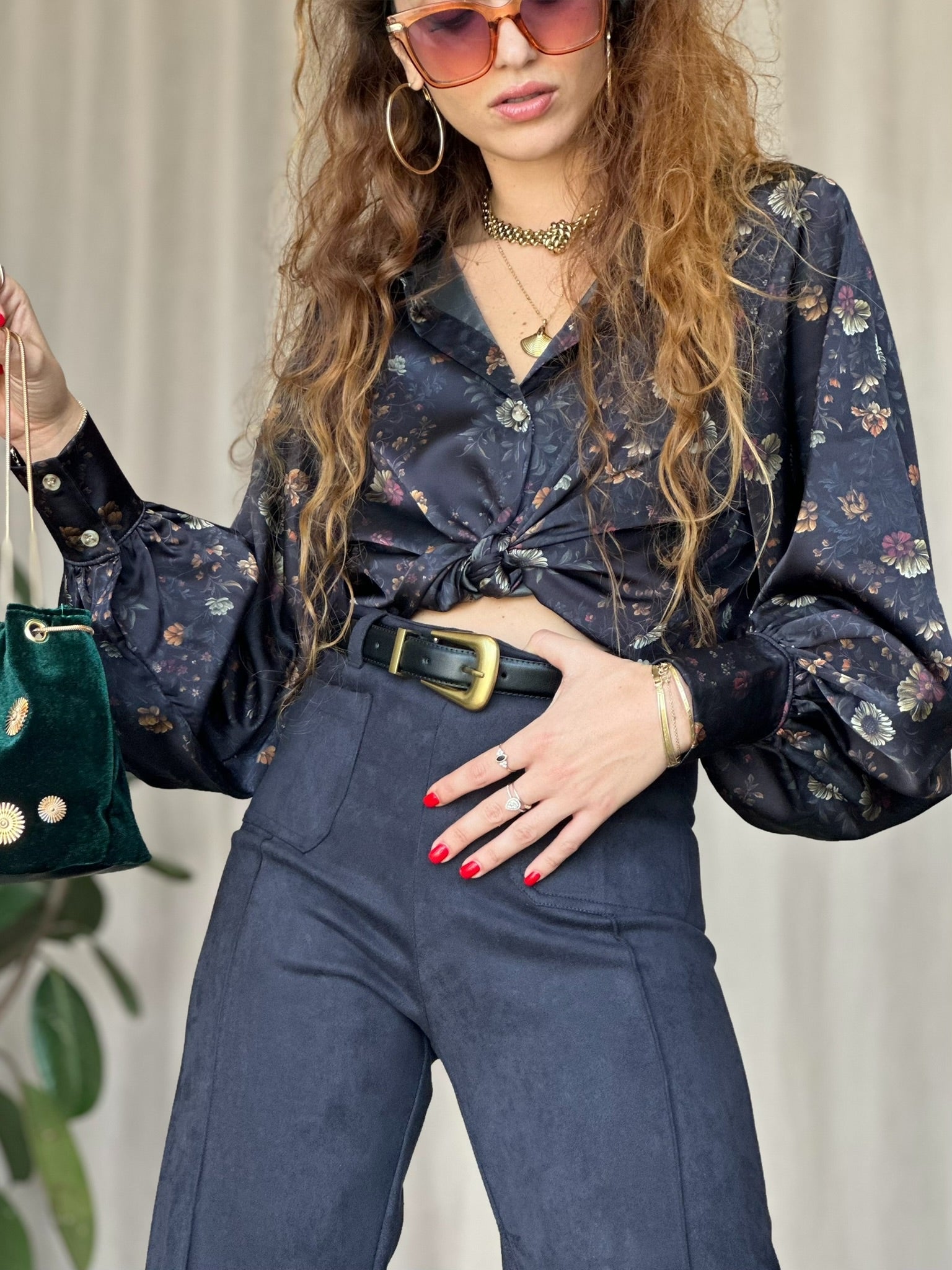 חולצת פריסיליה - שחור כחלחל פרחים קטנים