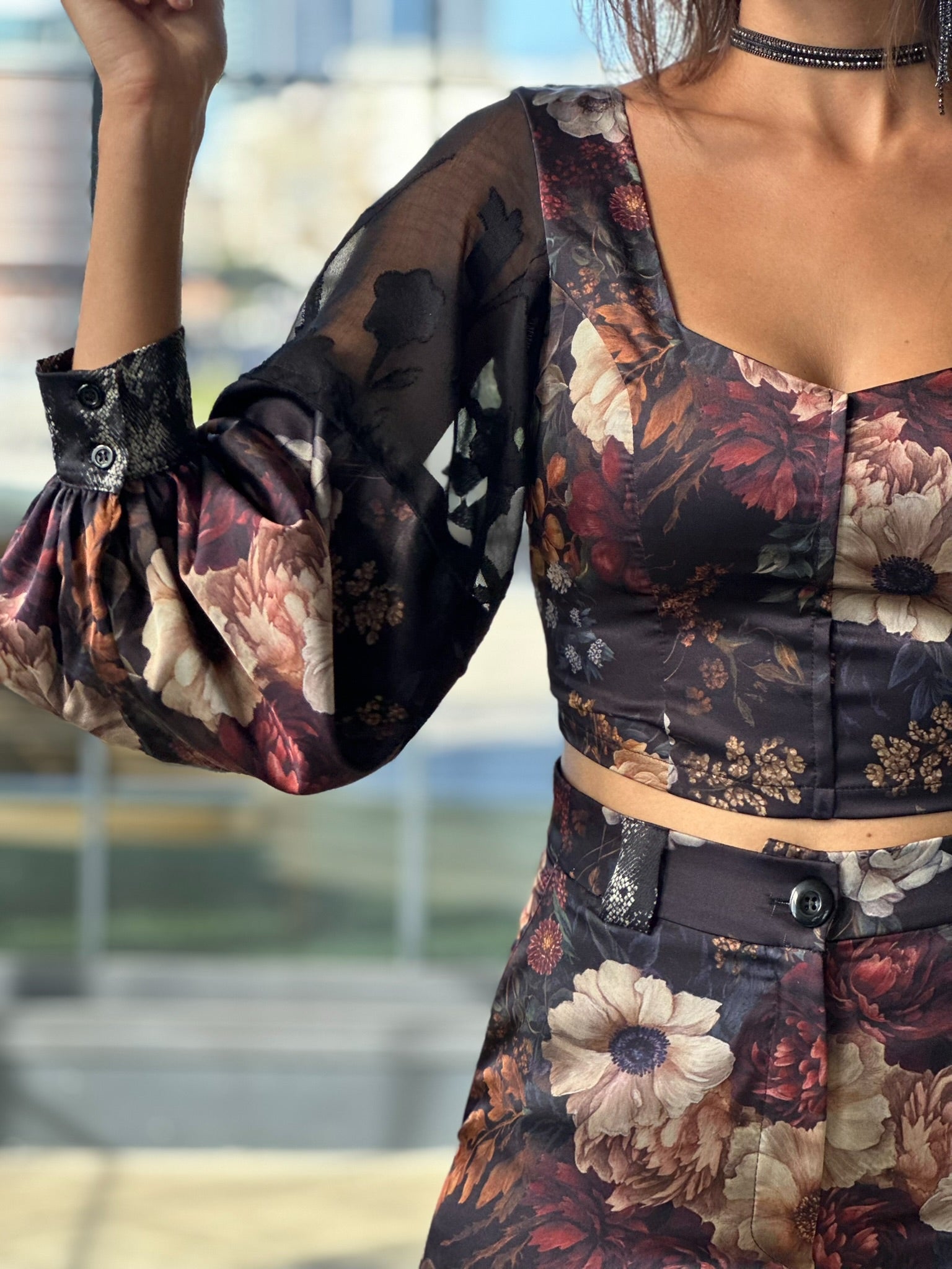 טופ ססילה - שחור פרחים ויקטוריאני