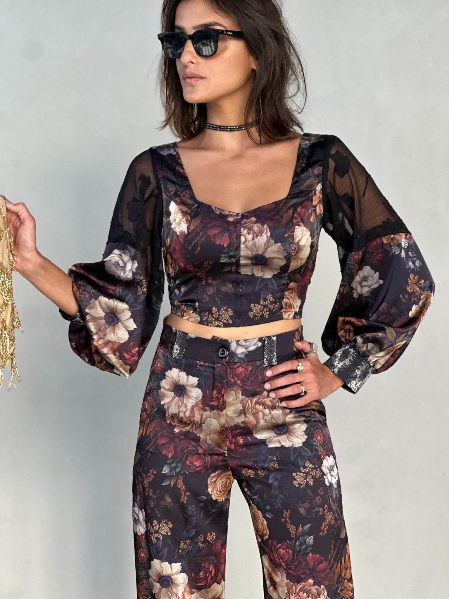 טופ ססילה - שחור פרחים ויקטוריאני