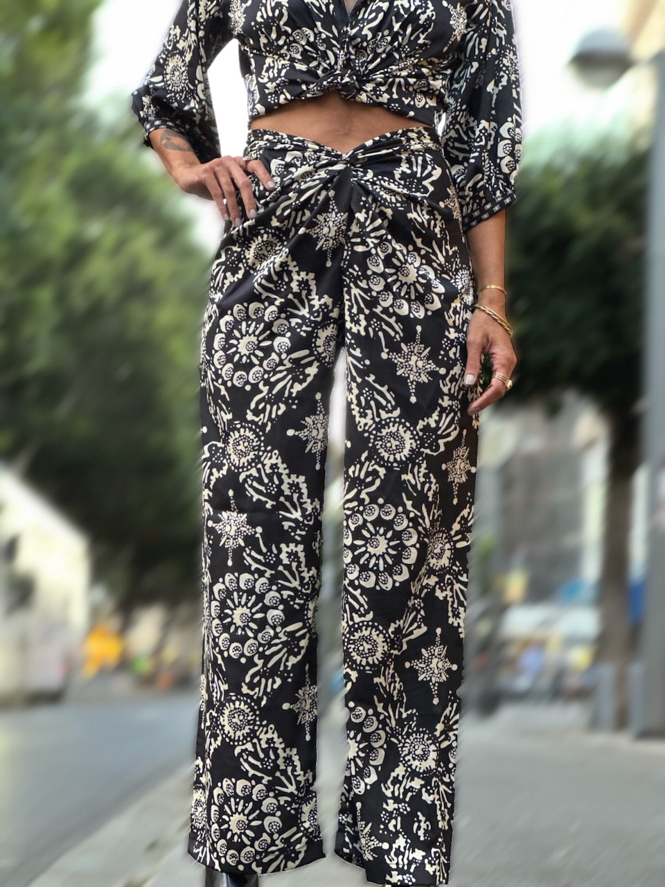 מכנסי ונוס - שחור פרחים בז׳