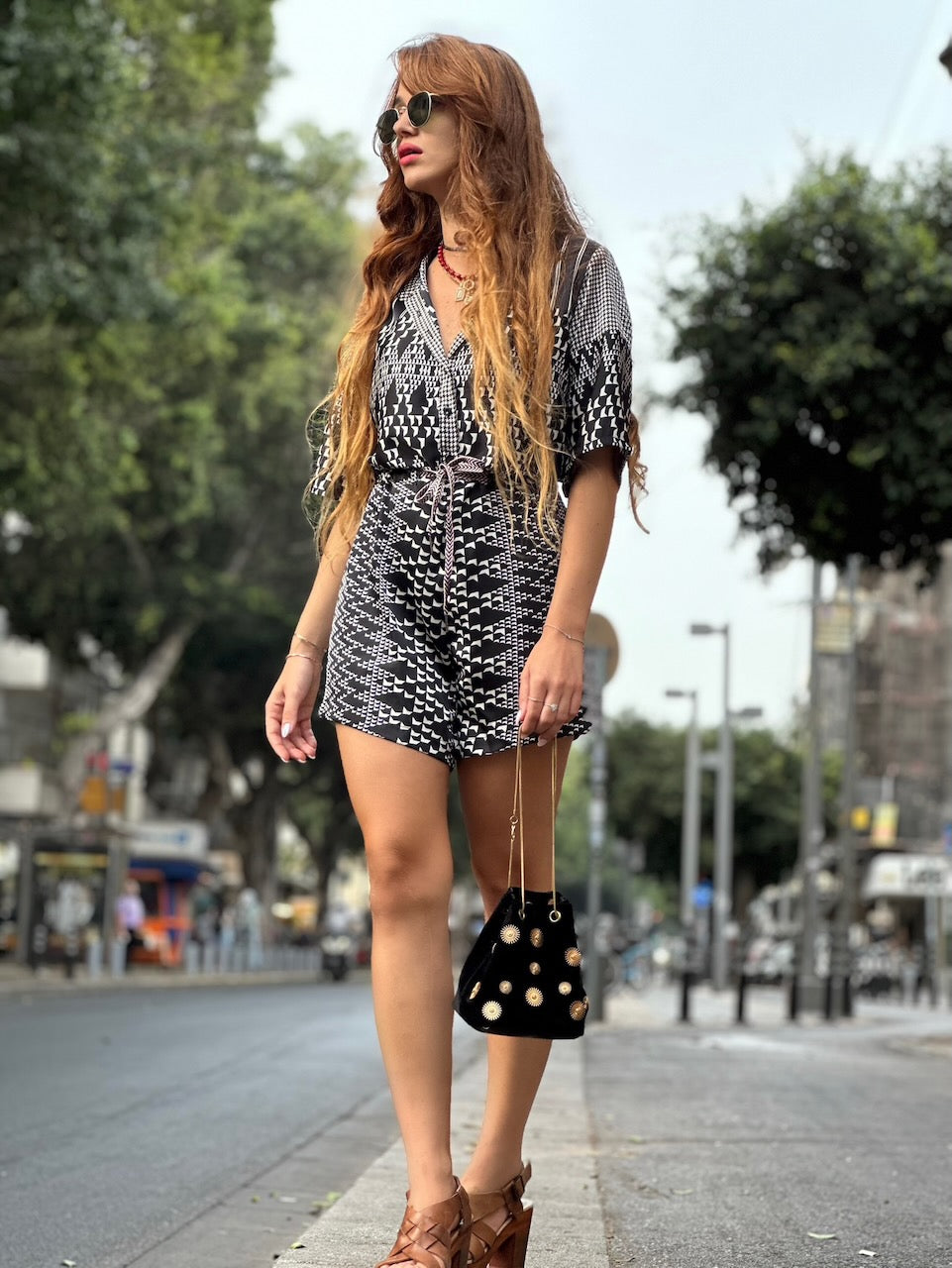 אוברול נסרין קצר - שחור לבן