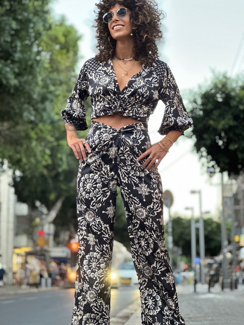 מכנסי ונוס - שחור פרחים בז׳