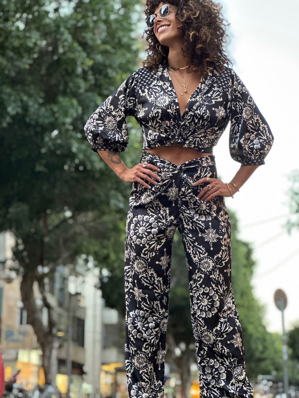 מכנסי ונוס - שחור פרחים בז׳