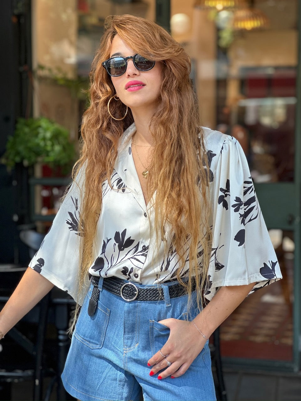 מכופתרת קמילה - לבנה פרחים שחורים