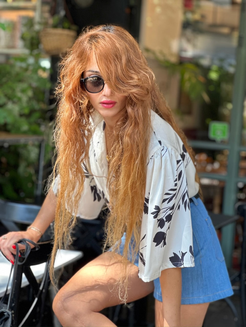 מכופתרת קמילה - לבנה פרחים שחורים