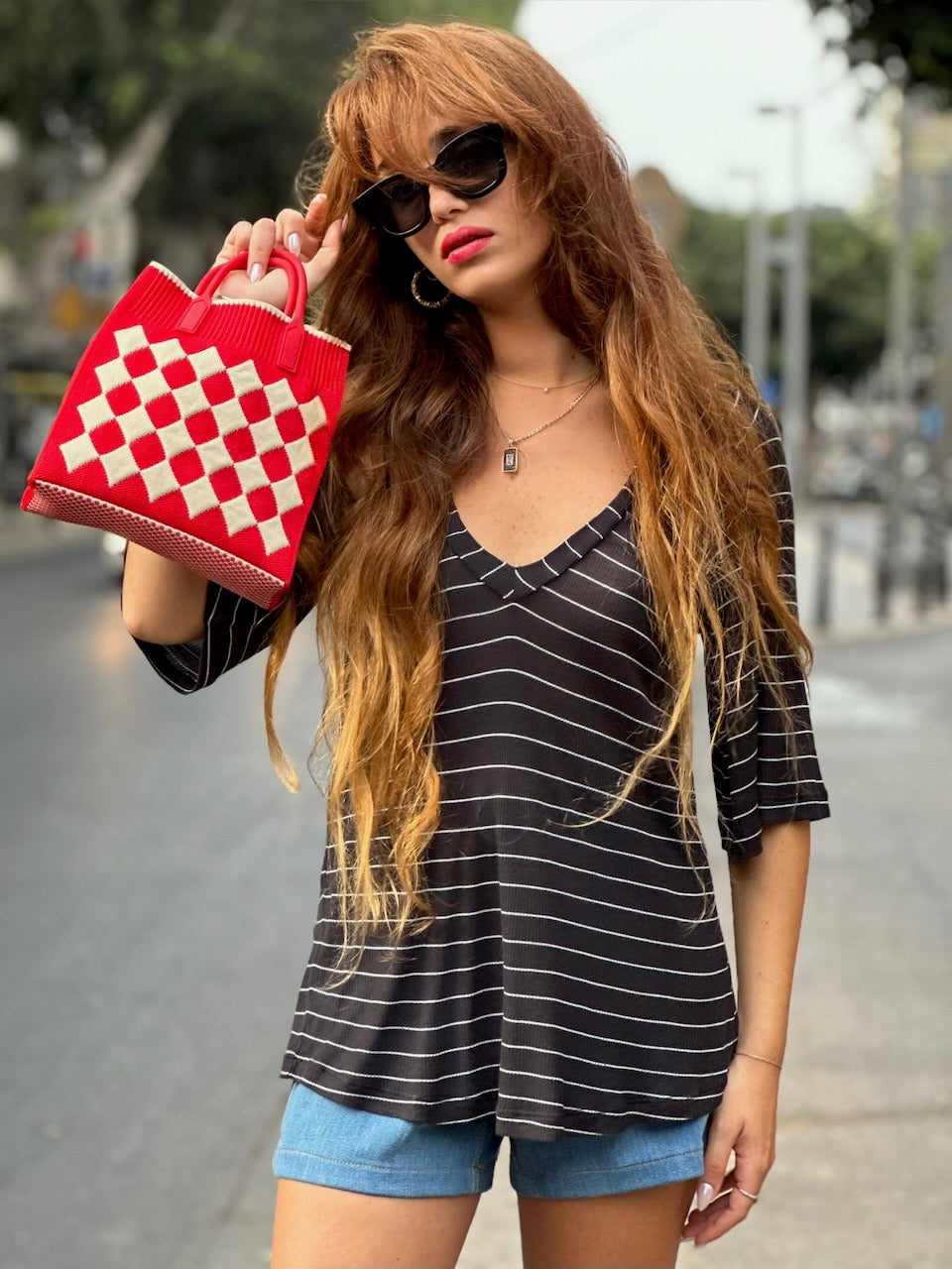 חולצת בילי - שחור דקיק פסים