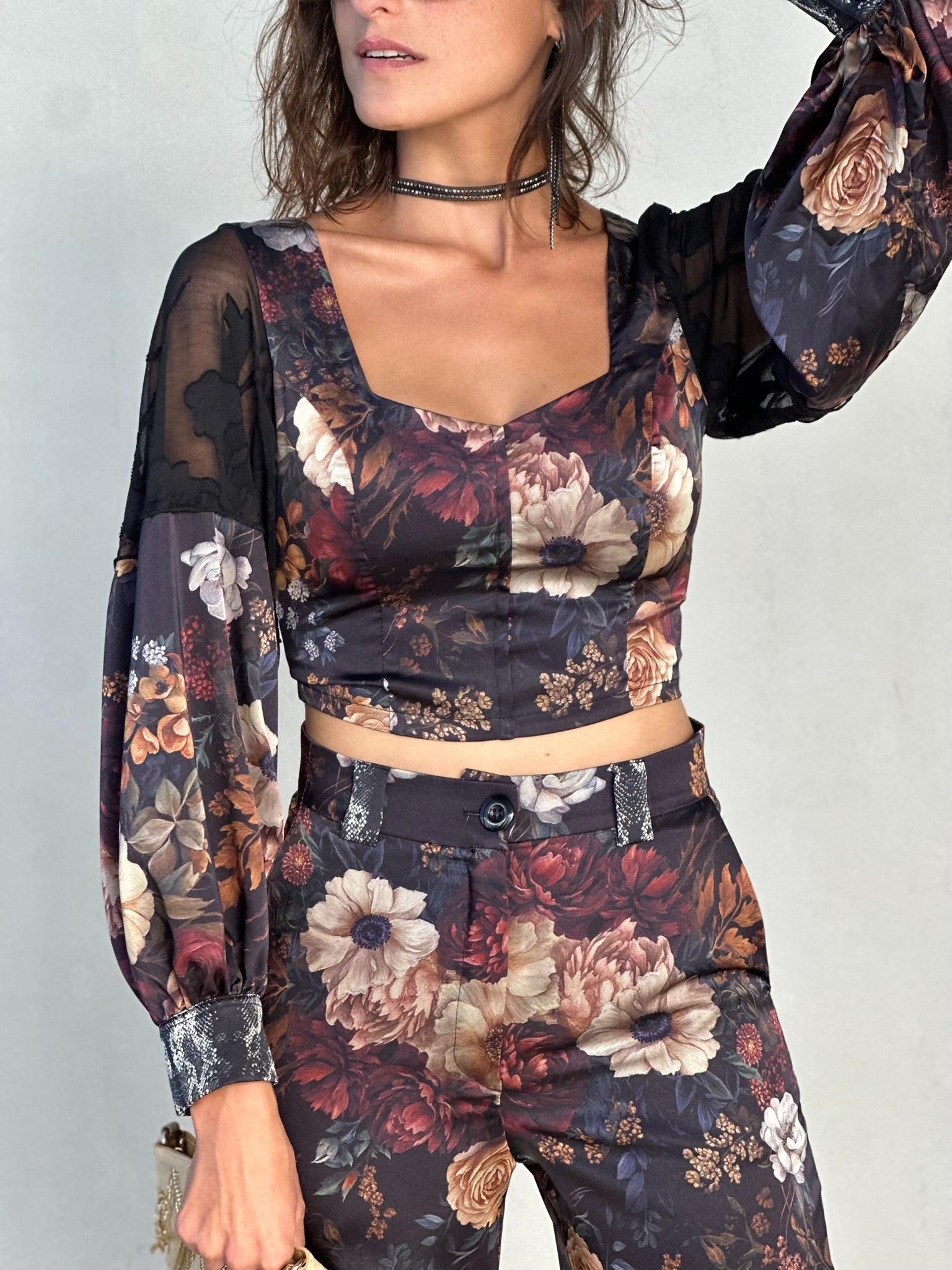 טופ ססילה - שחור פרחים ויקטוריאני