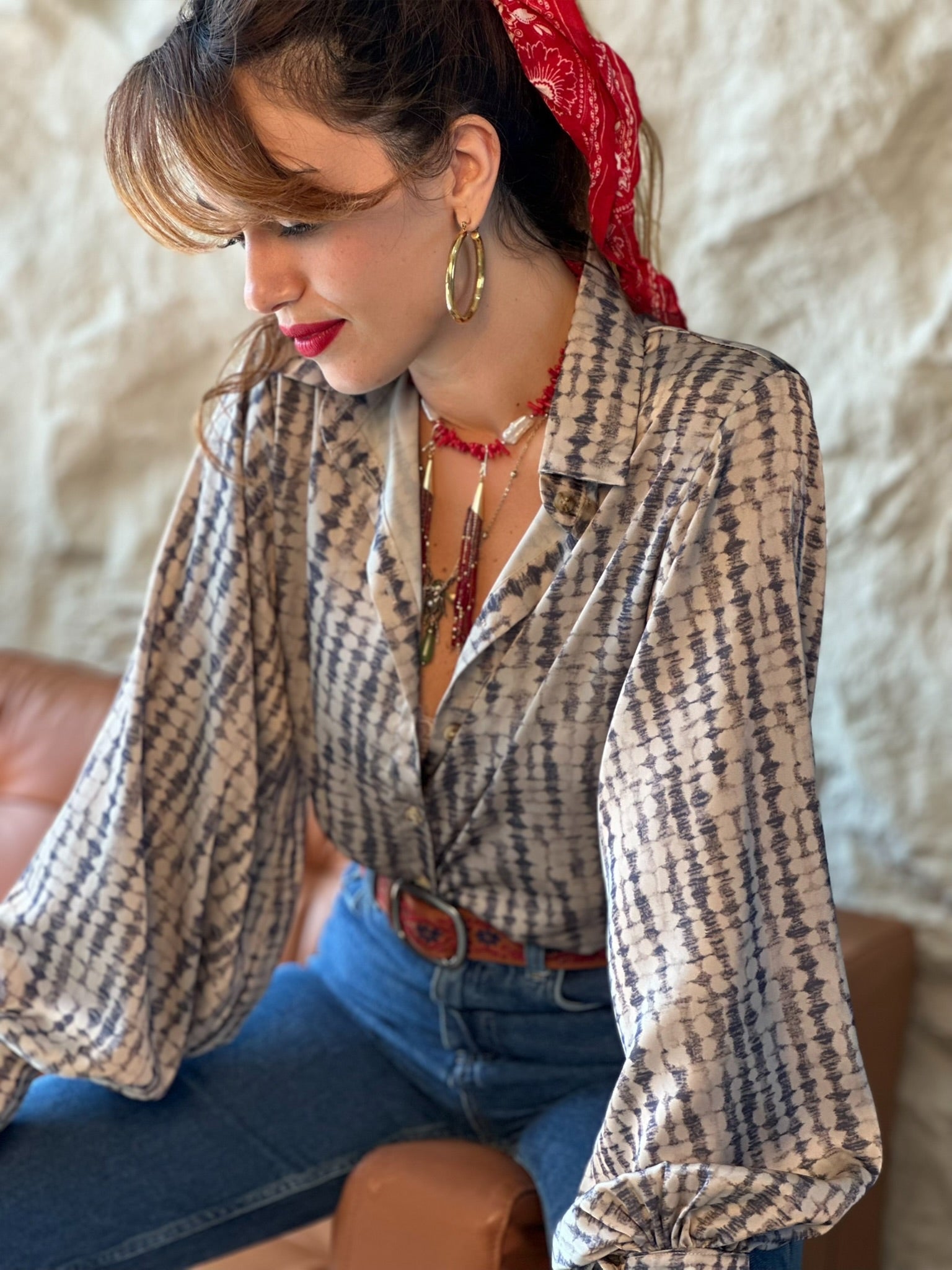 חולצת פריסיליה - שמנת אפור בטיק