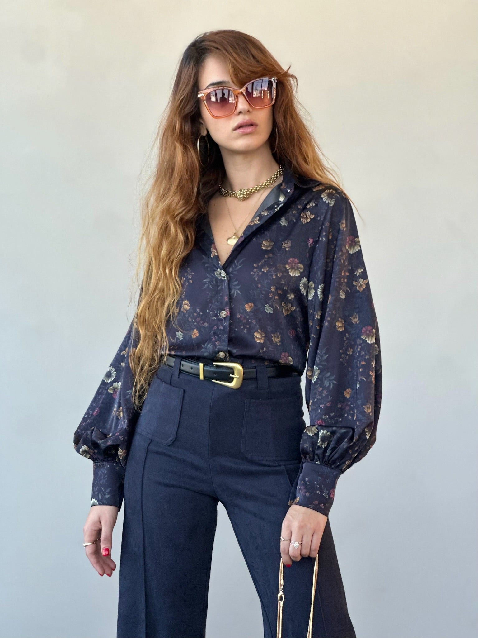 חולצת פריסיליה - שחור כחלחל פרחים קטנים