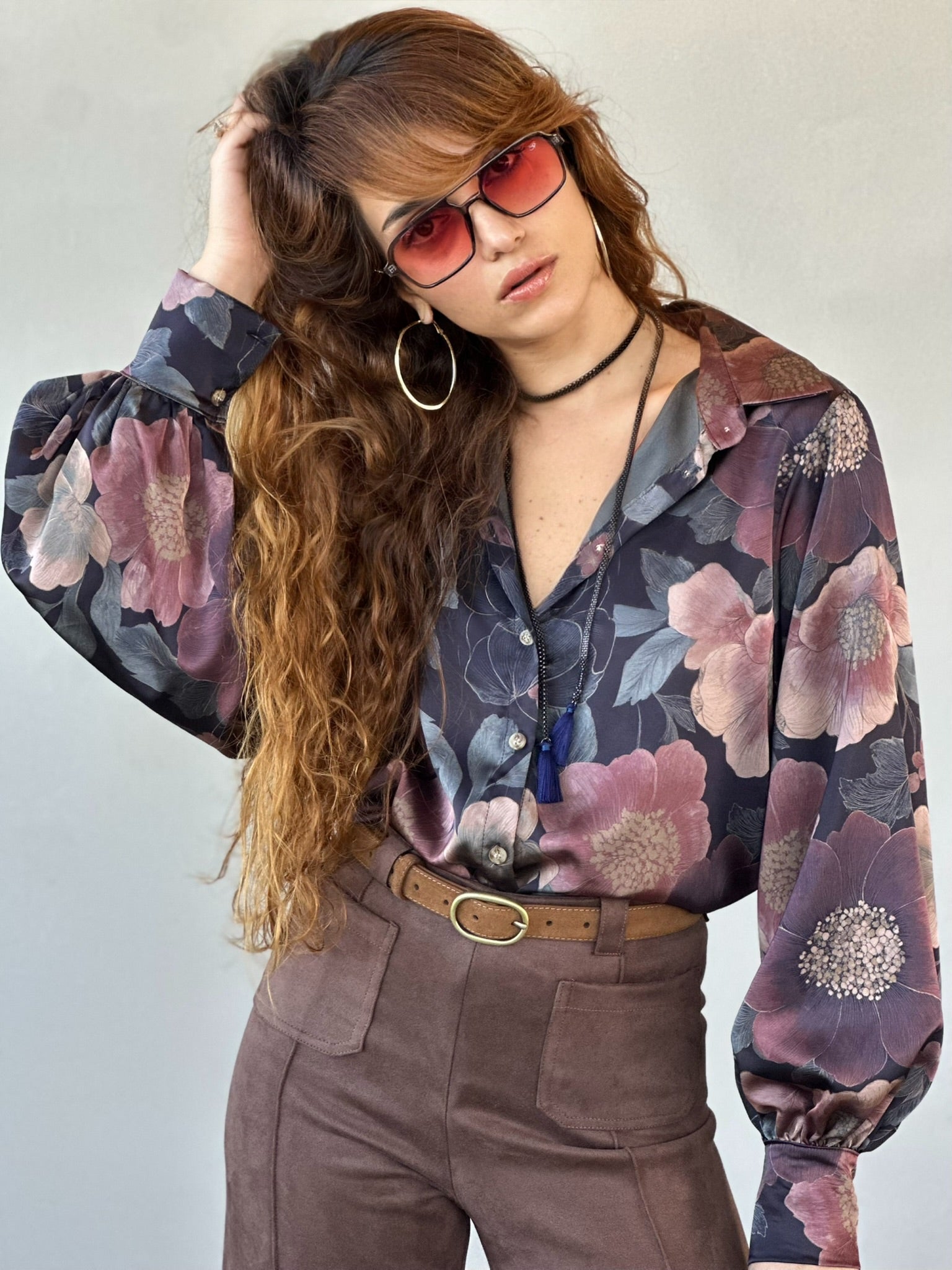 חולצת פריסיליה - שחור פרחים גדולים ורודים