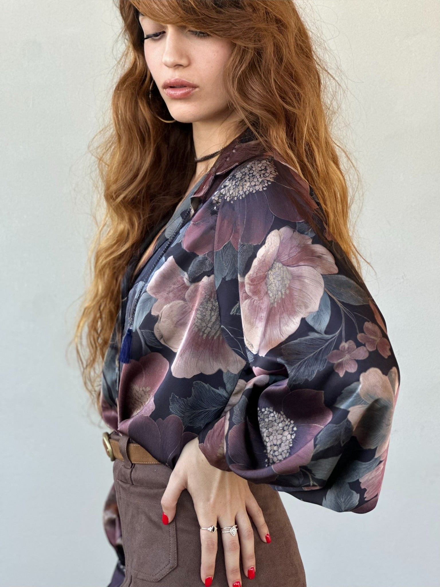 חולצת פריסיליה - שחור פרחים גדולים ורודים