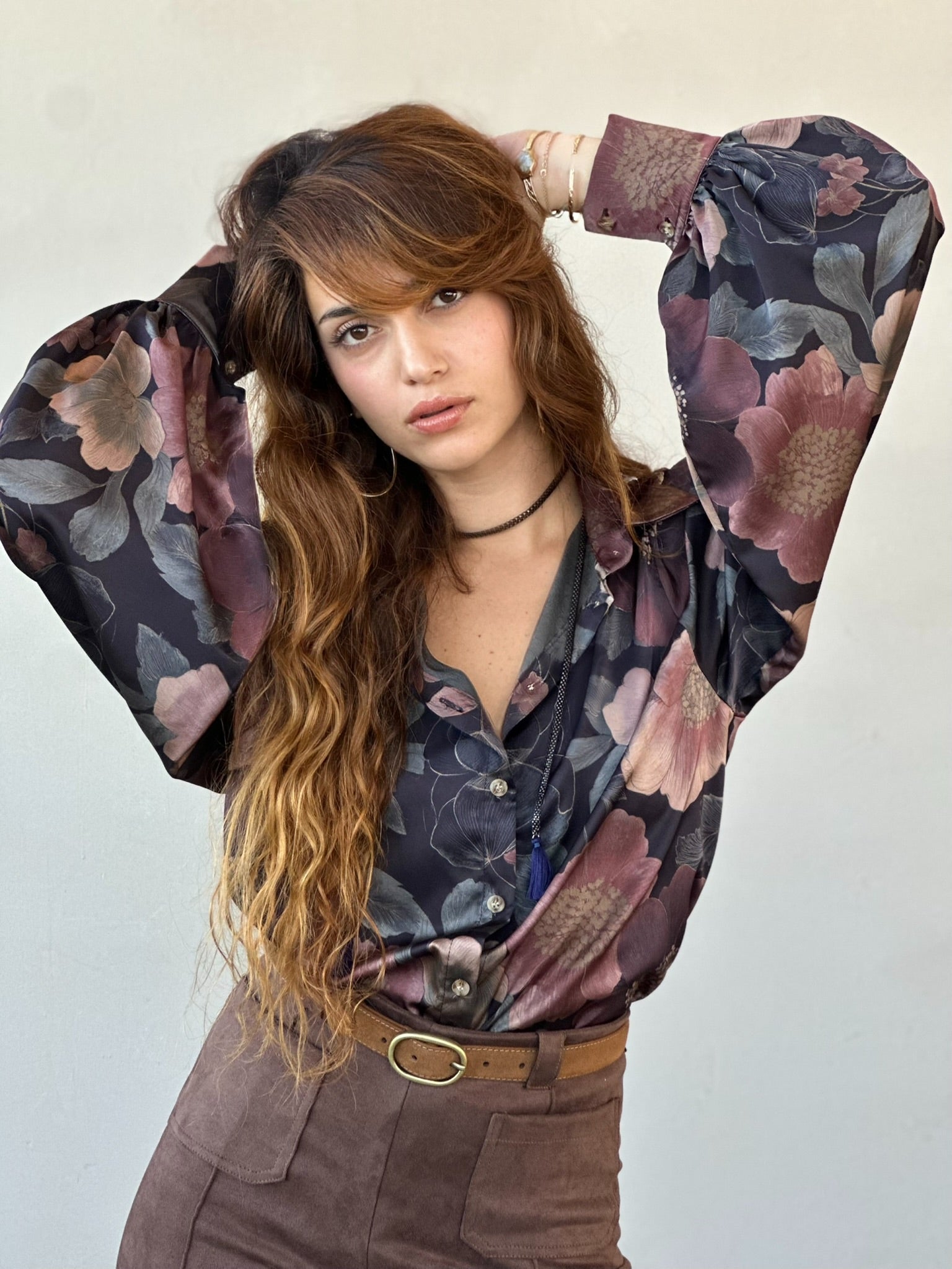 חולצת פריסיליה - שחור פרחים גדולים ורודים