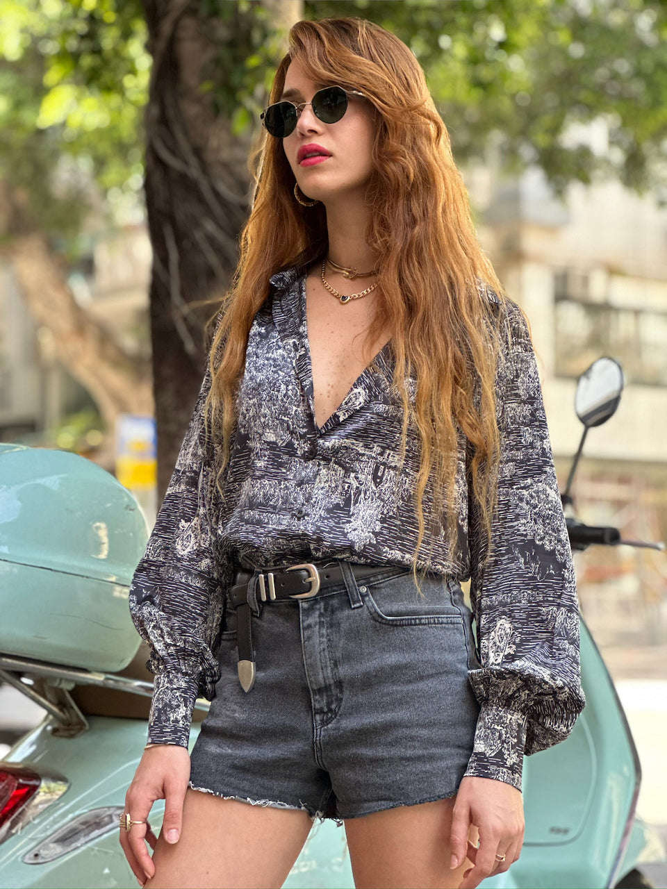 חולצת פריסיליה - שחור מצויר
