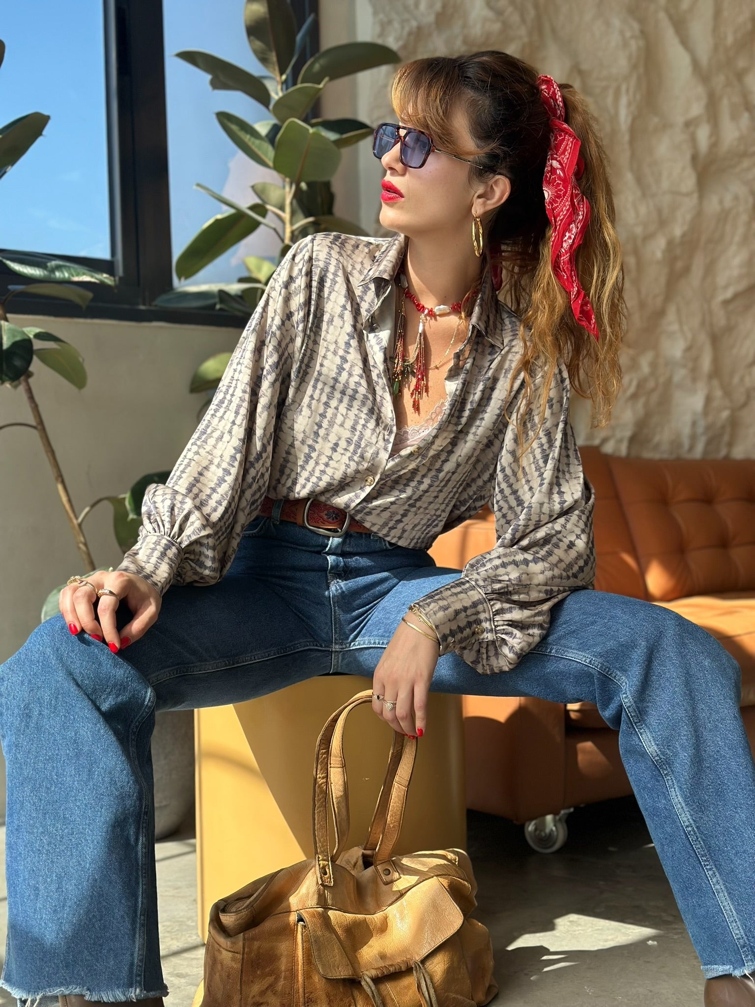 חולצת פריסיליה - שמנת אפור בטיק