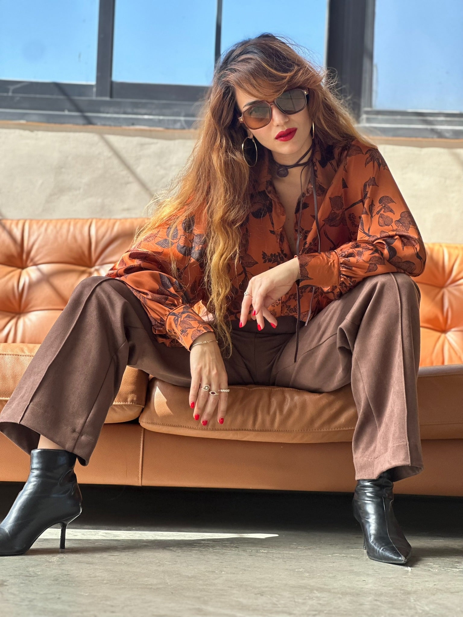 חולצת פריסיליה - בריק כתום פרחים שחורים