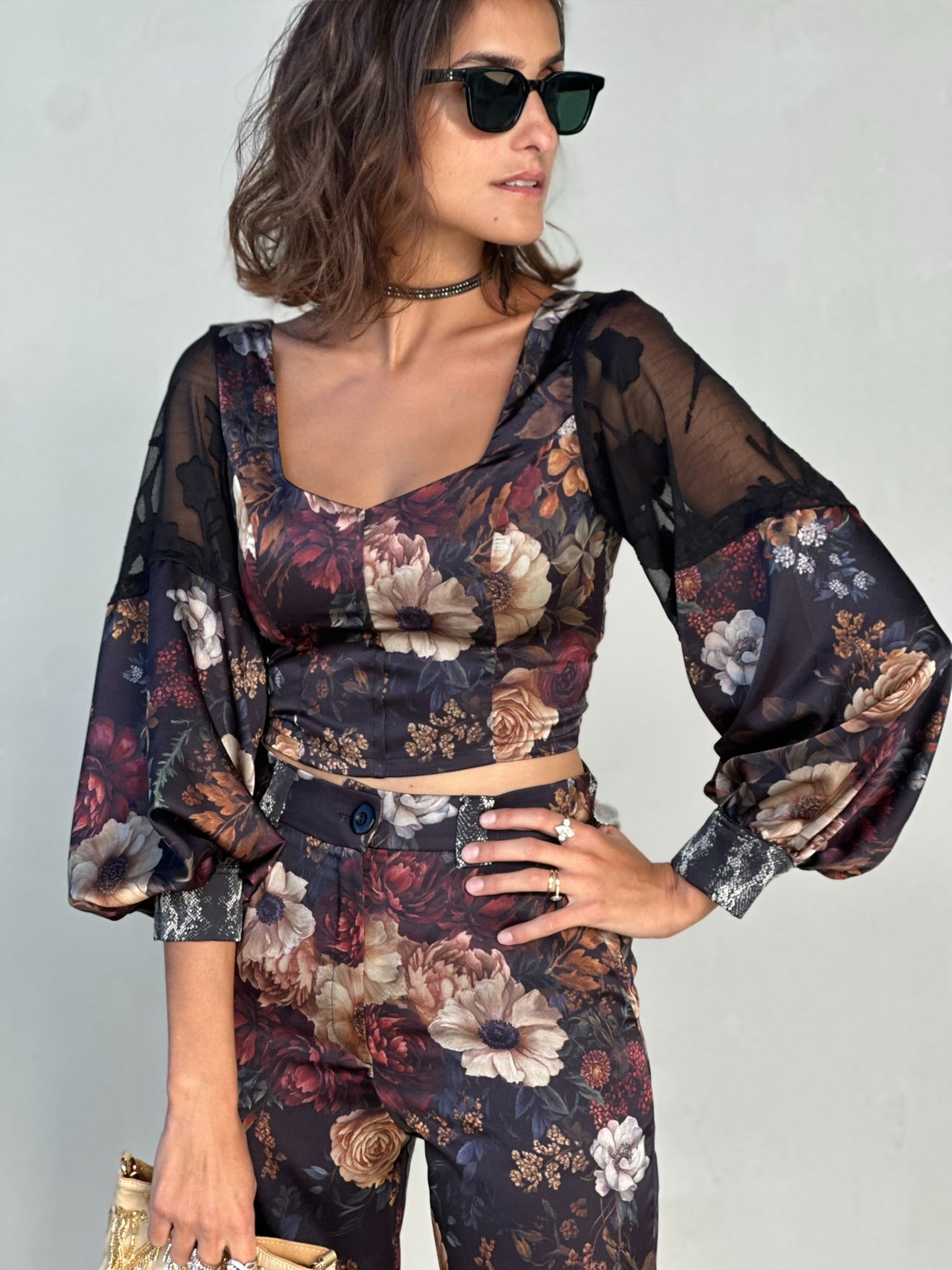 טופ ססילה - שחור פרחים ויקטוריאני