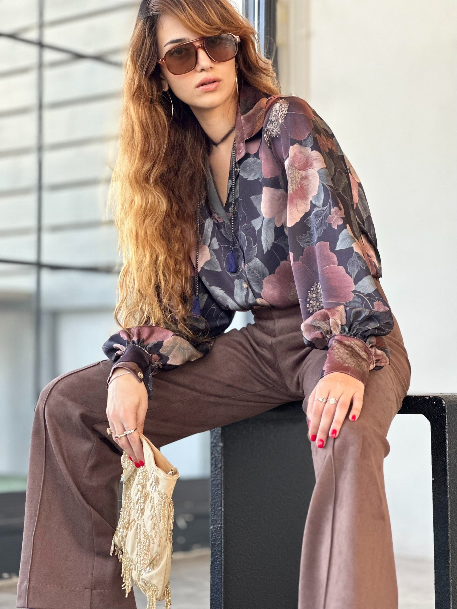 חולצת פריסיליה - שחור פרחים גדולים ורודים