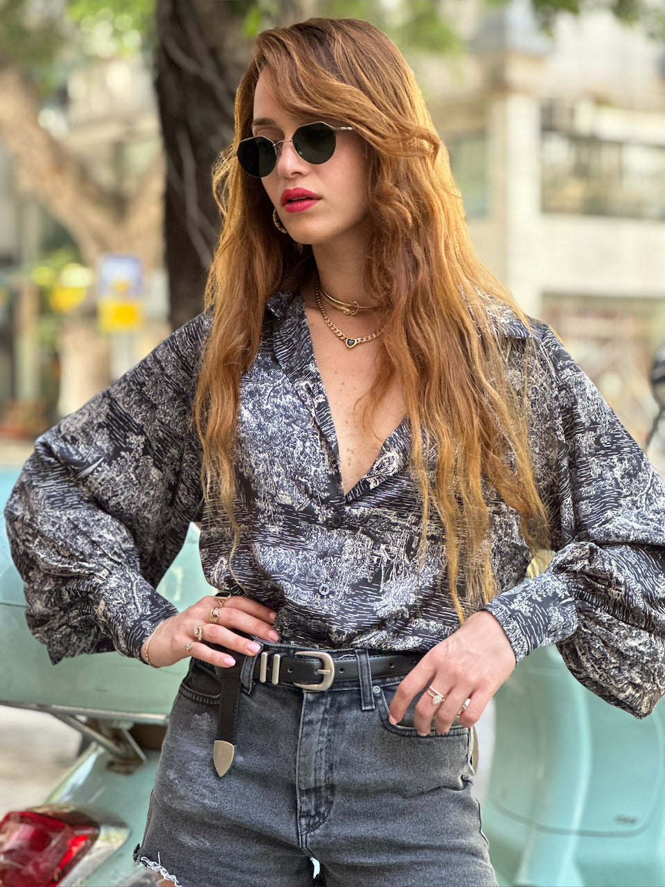חולצת פריסיליה - שחור מצויר