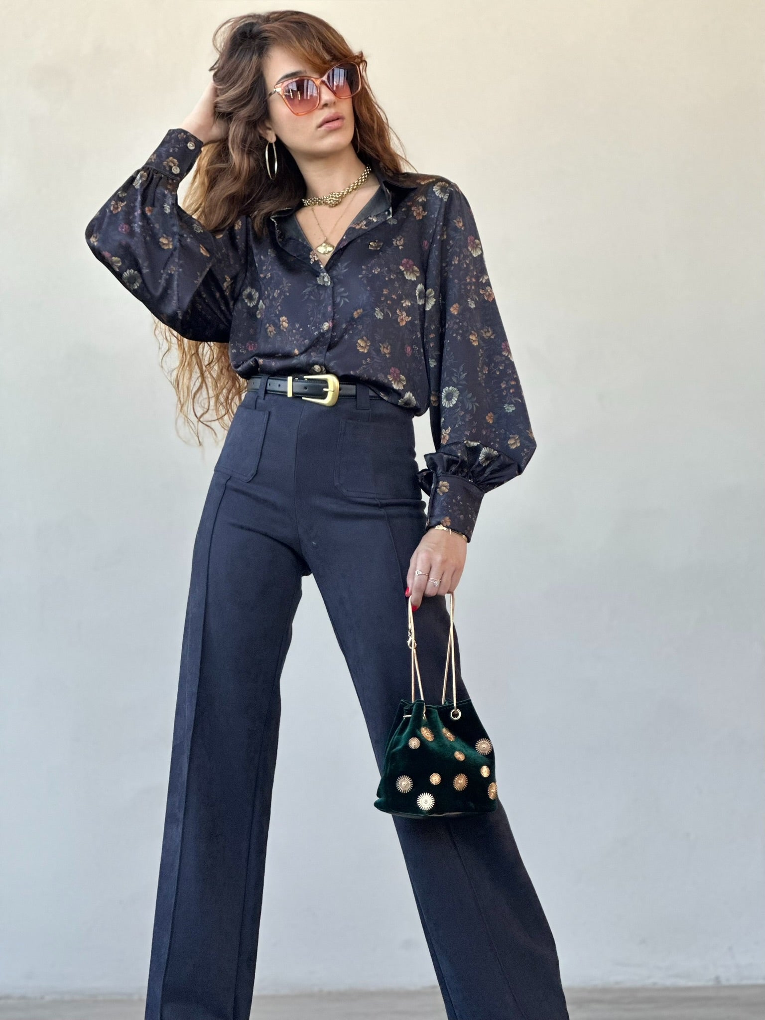 חולצת פריסיליה - שחור כחלחל פרחים קטנים