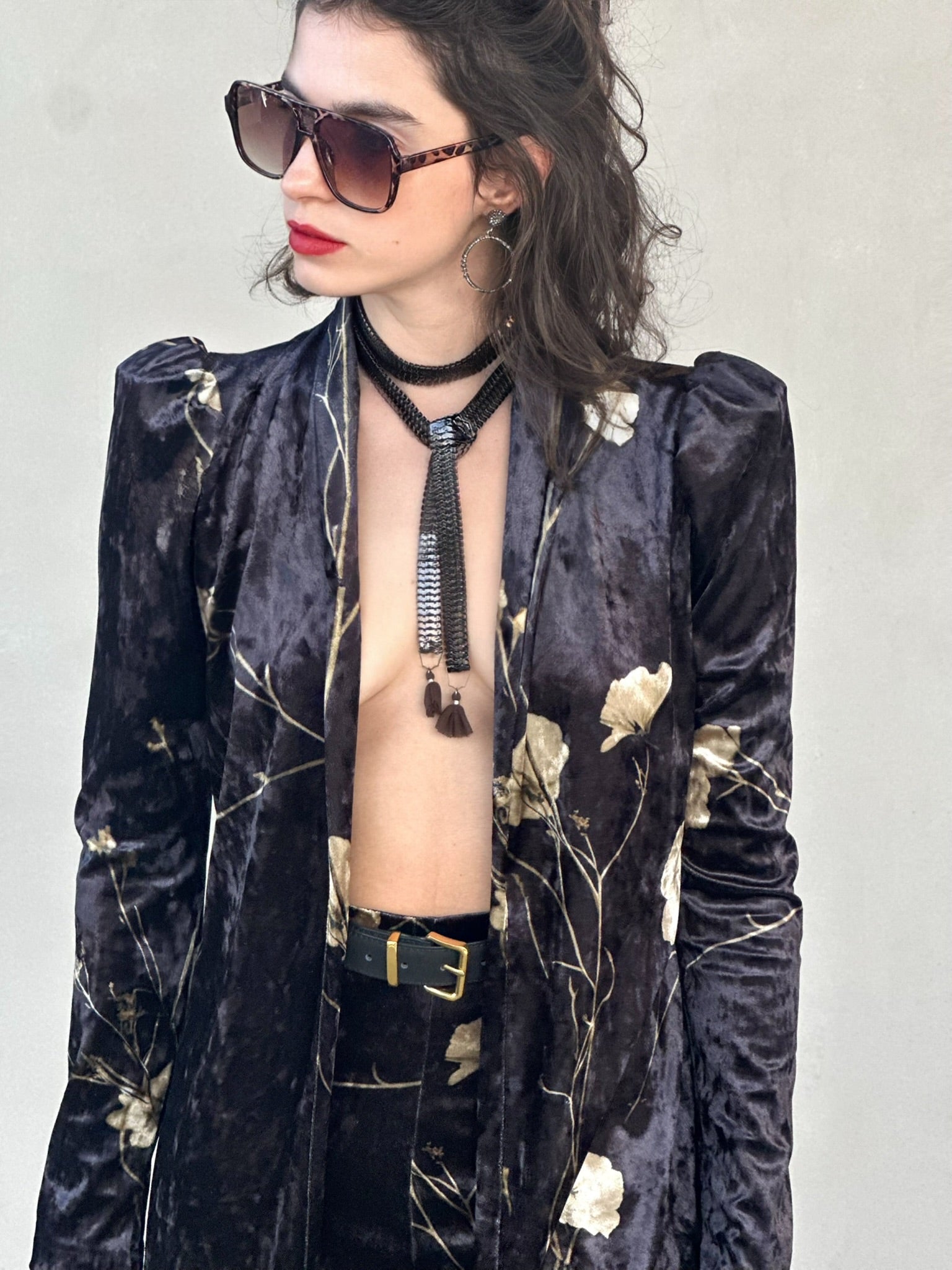 עליונית ברלין קטיפה - שחור כחלחל ופרחים שמנת