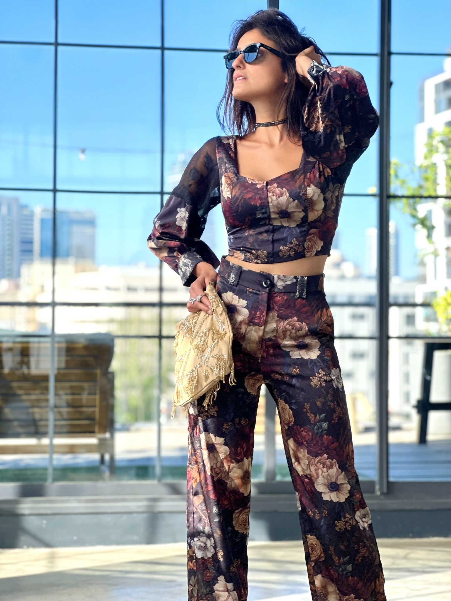 טופ ססילה - שחור פרחים ויקטוריאני