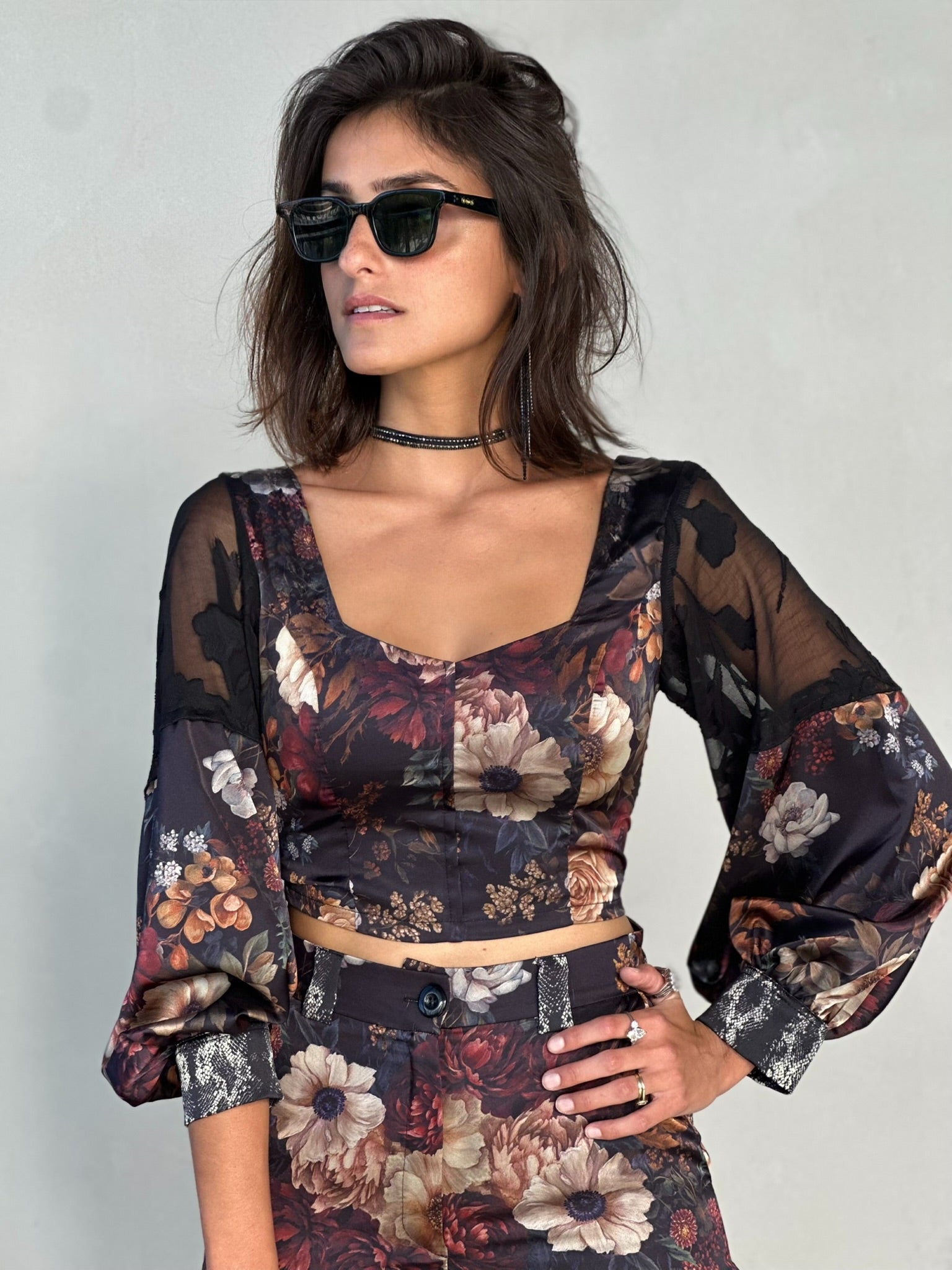 טופ ססילה - שחור פרחים ויקטוריאני