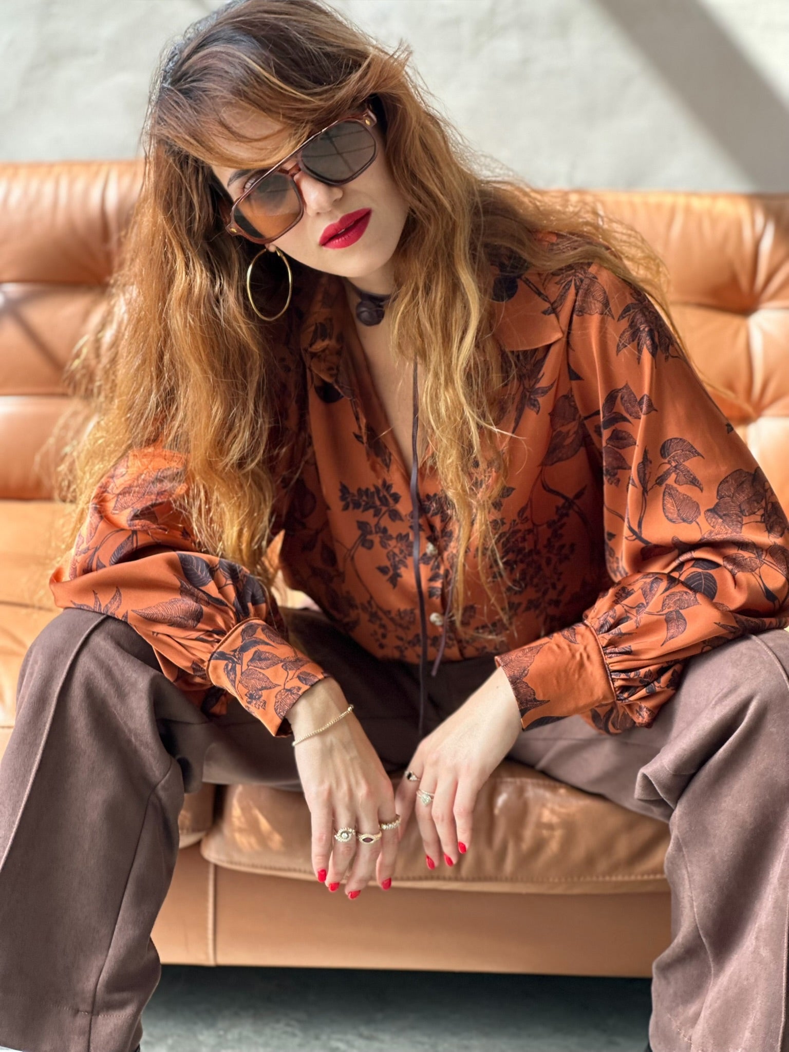 חולצת פריסיליה - בריק כתום פרחים שחורים