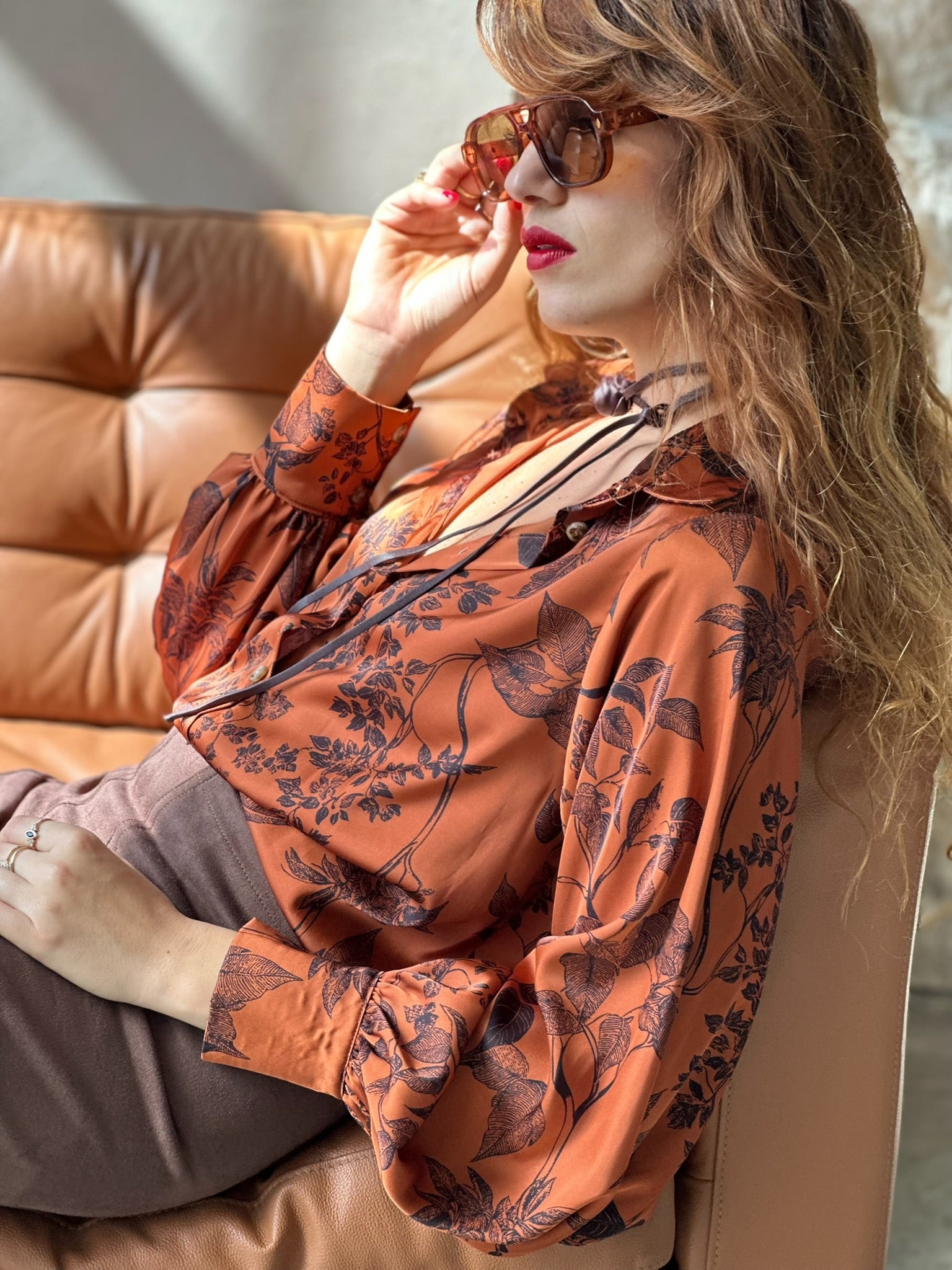 חולצת פריסיליה - בריק כתום פרחים שחורים