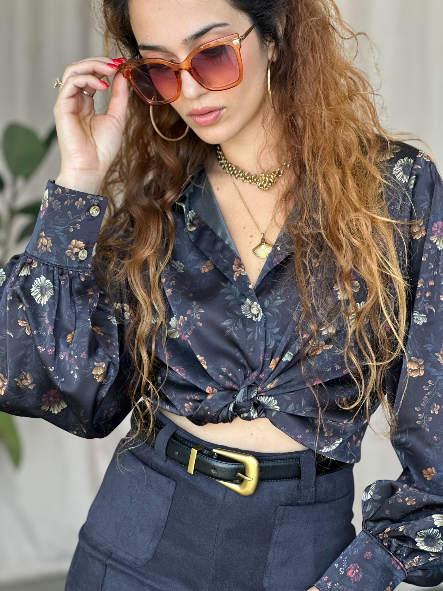 חולצת פריסיליה - שחור כחלחל פרחים קטנים