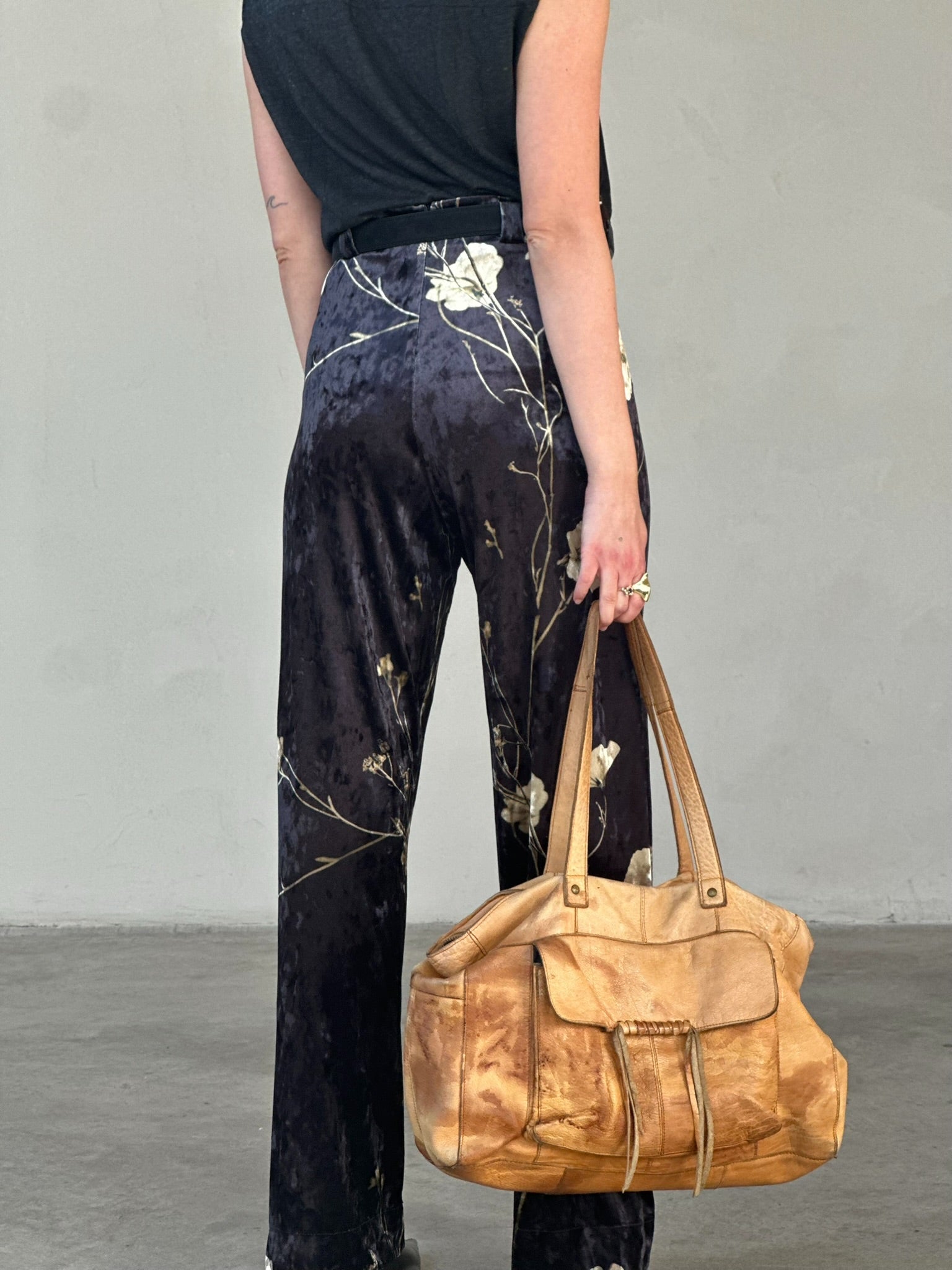 מכנסי ברלין - שחור כחלחל ופרחים שמנת