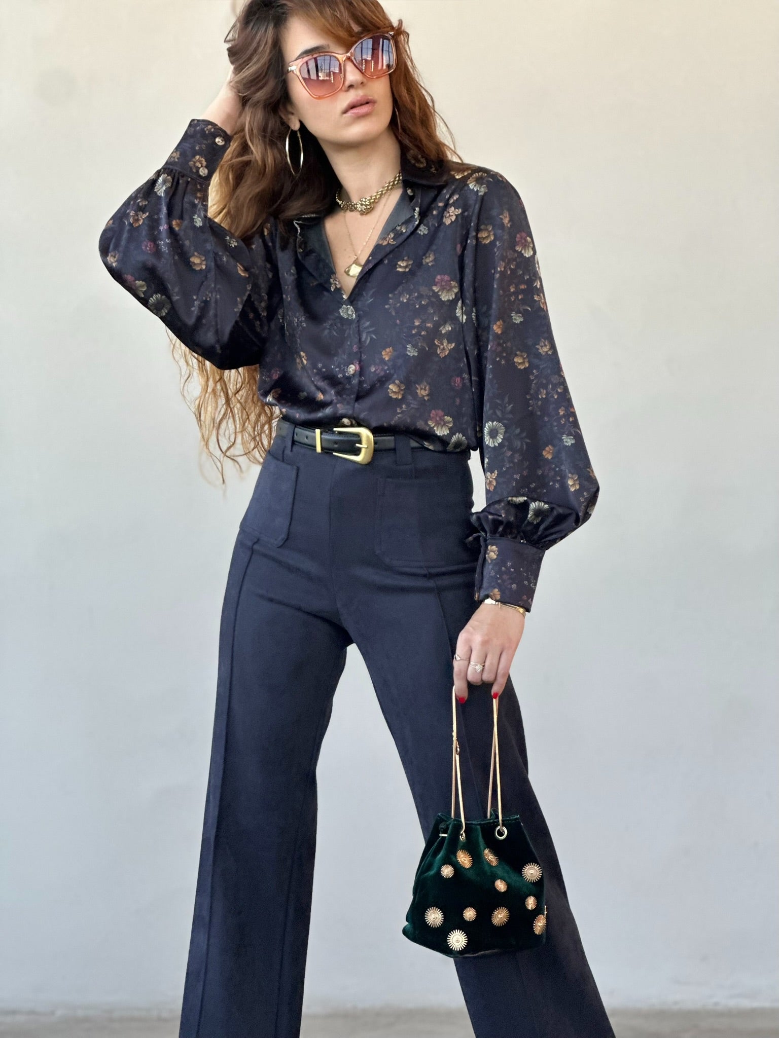 חולצת פריסיליה - שחור כחלחל פרחים קטנים