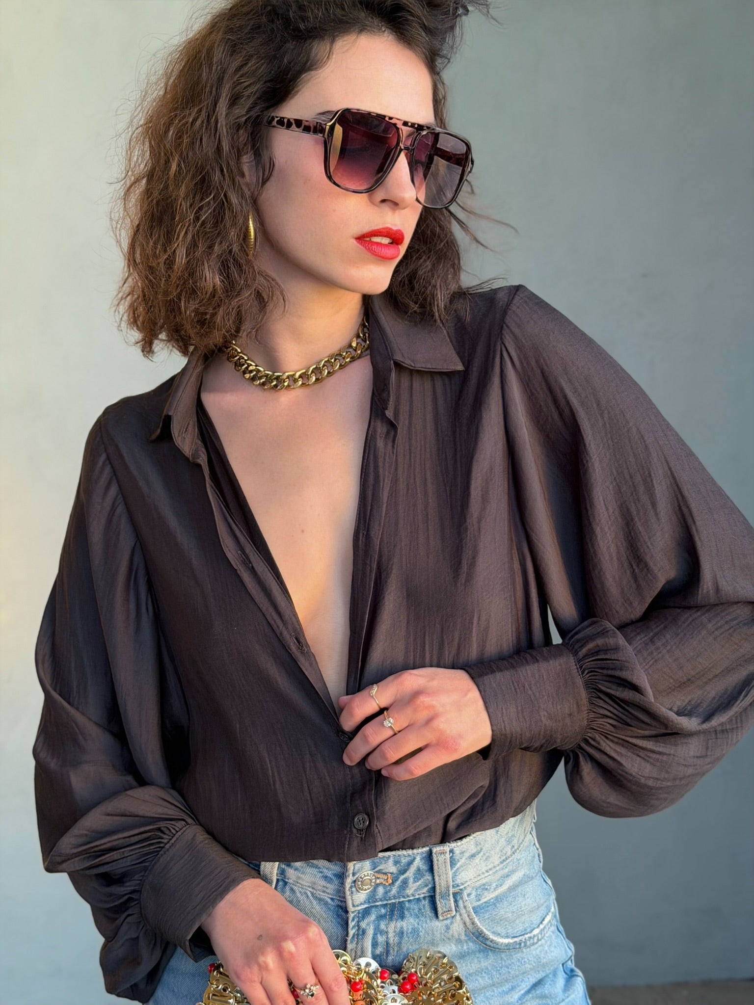 חולצת פריסיליה - שחור דהוי