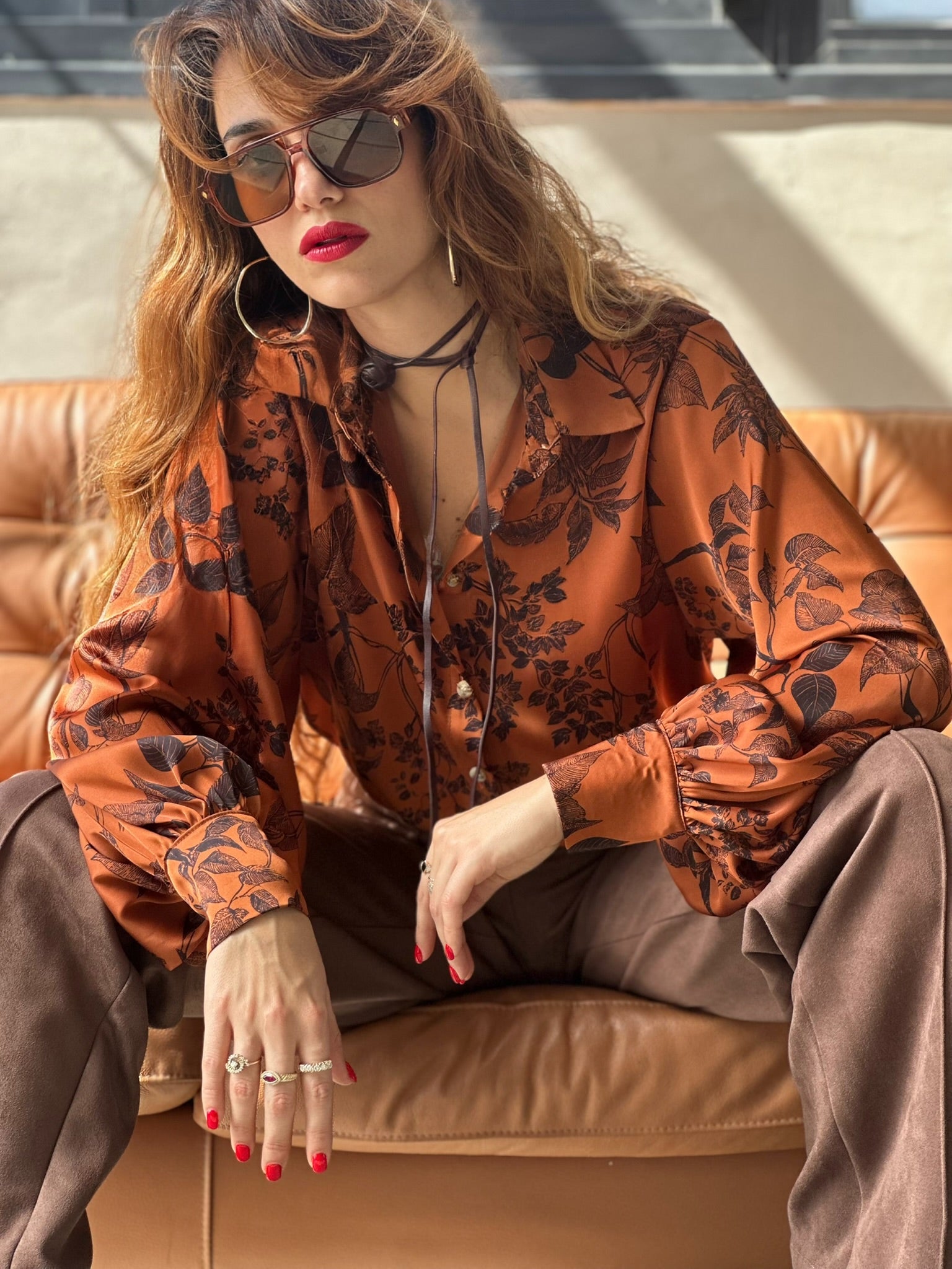 חולצת פריסיליה - בריק כתום פרחים שחורים