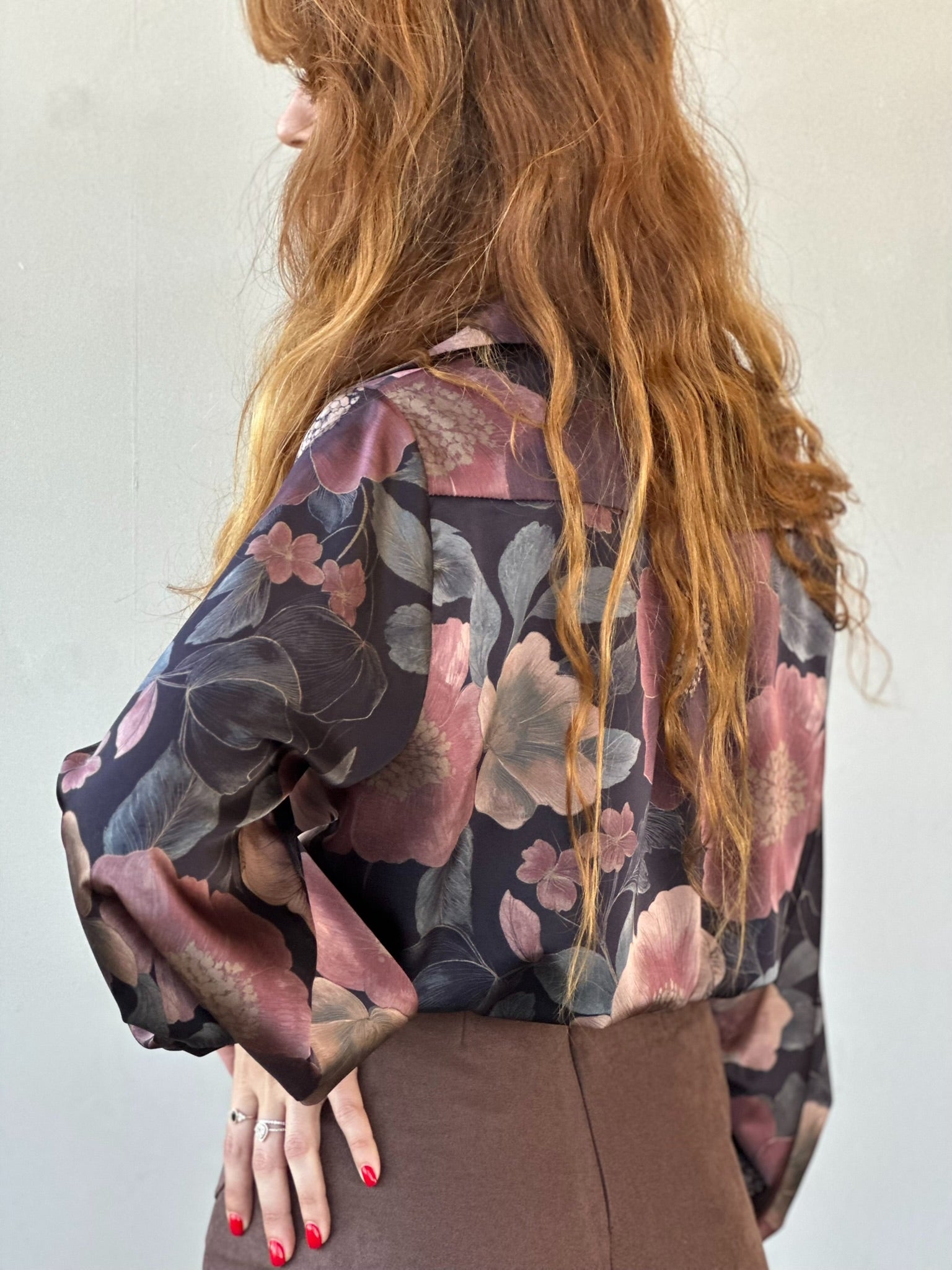 חולצת פריסיליה - שחור פרחים גדולים ורודים