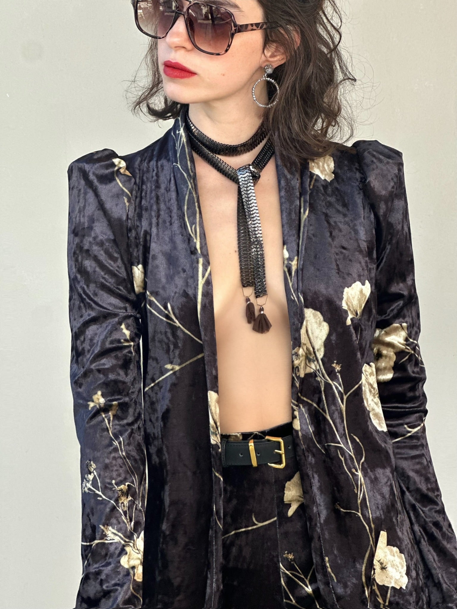 עליונית ברלין קטיפה - שחור כחלחל ופרחים שמנת