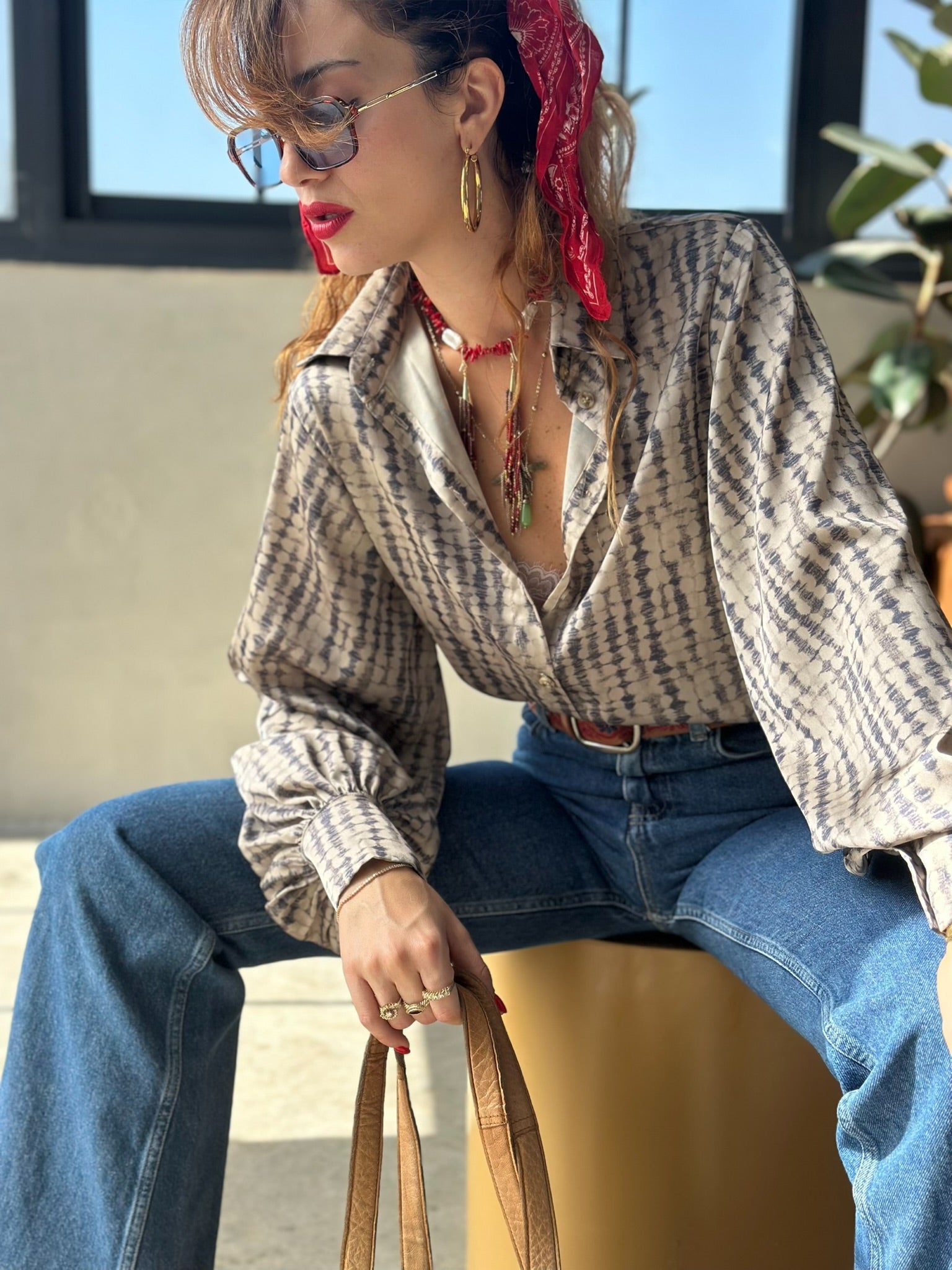 חולצת פריסיליה - שמנת אפור בטיק