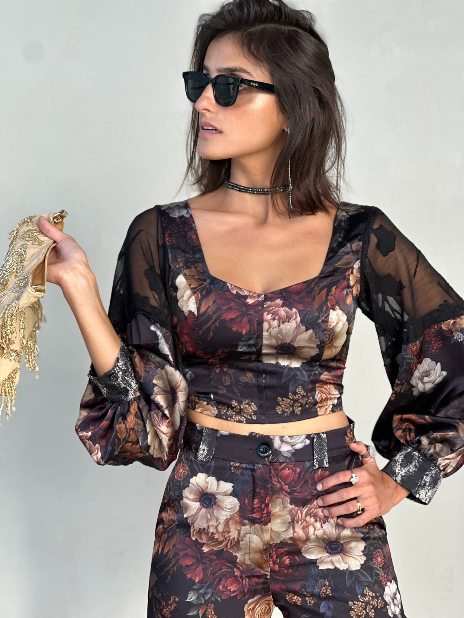 טופ ססילה - שחור פרחים ויקטוריאני