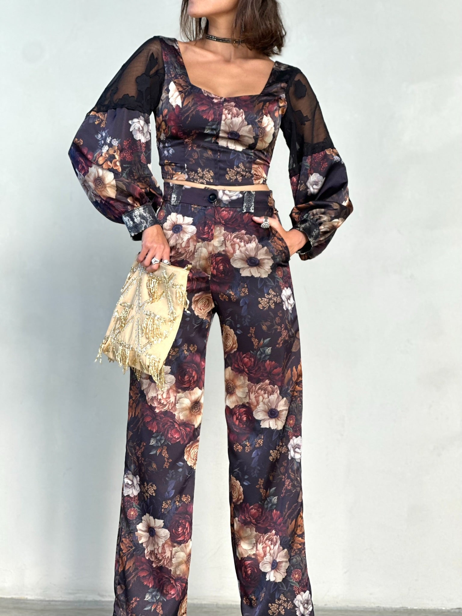 מכנסי ססילה - שחור פרחים ויקטוריאני