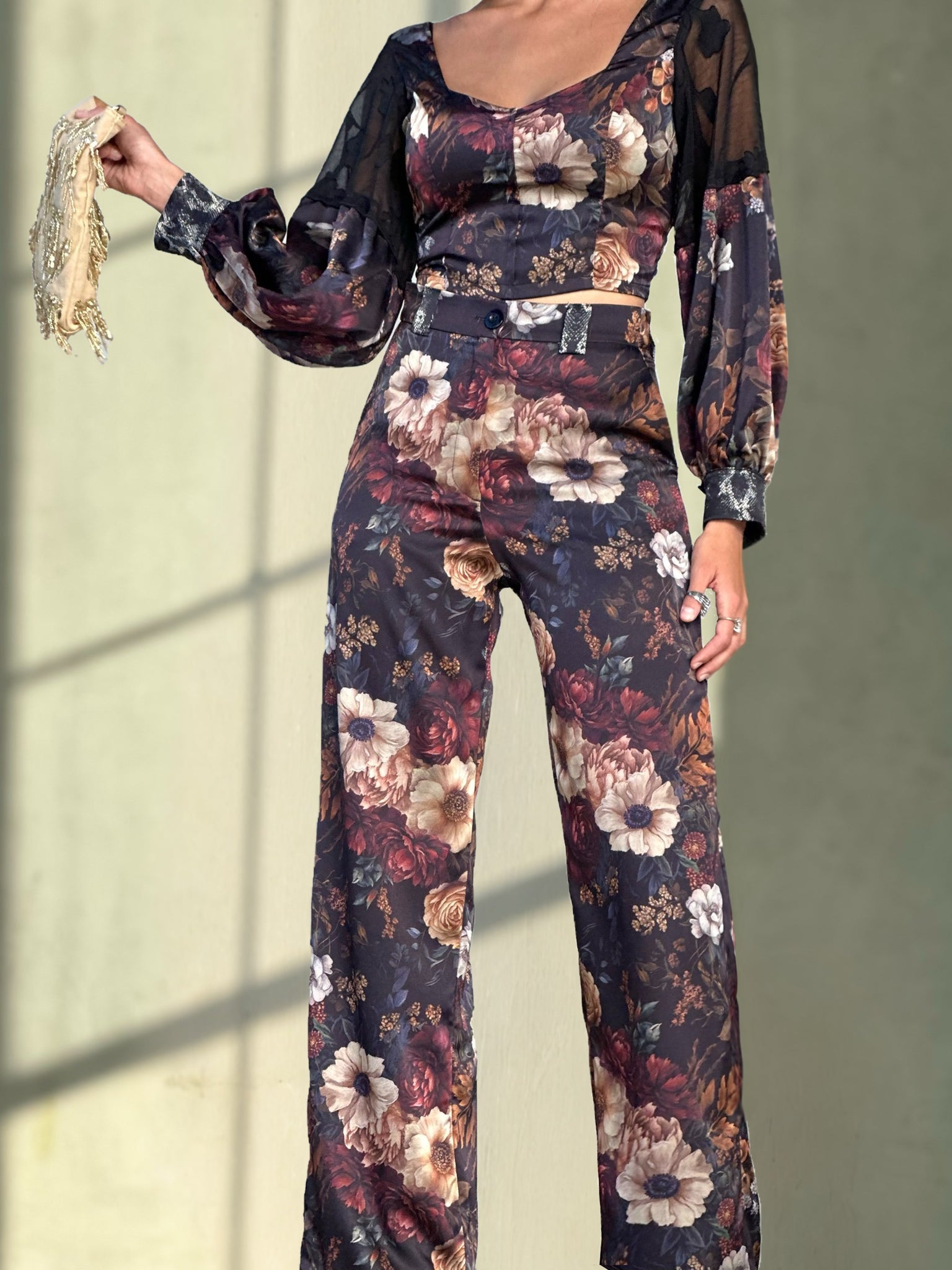 מכנסי ססילה - שחור פרחים ויקטוריאני
