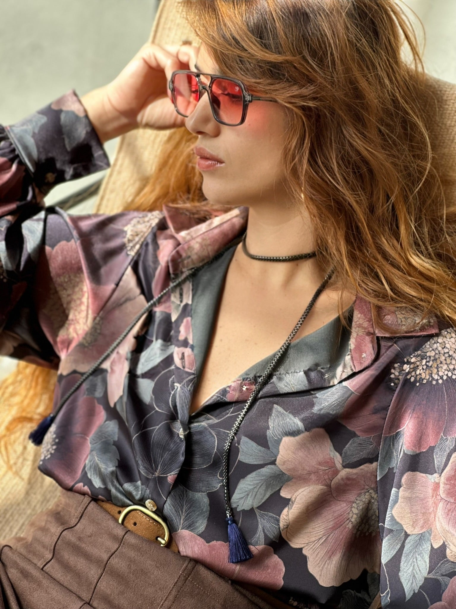 חולצת פריסיליה - שחור פרחים גדולים ורודים