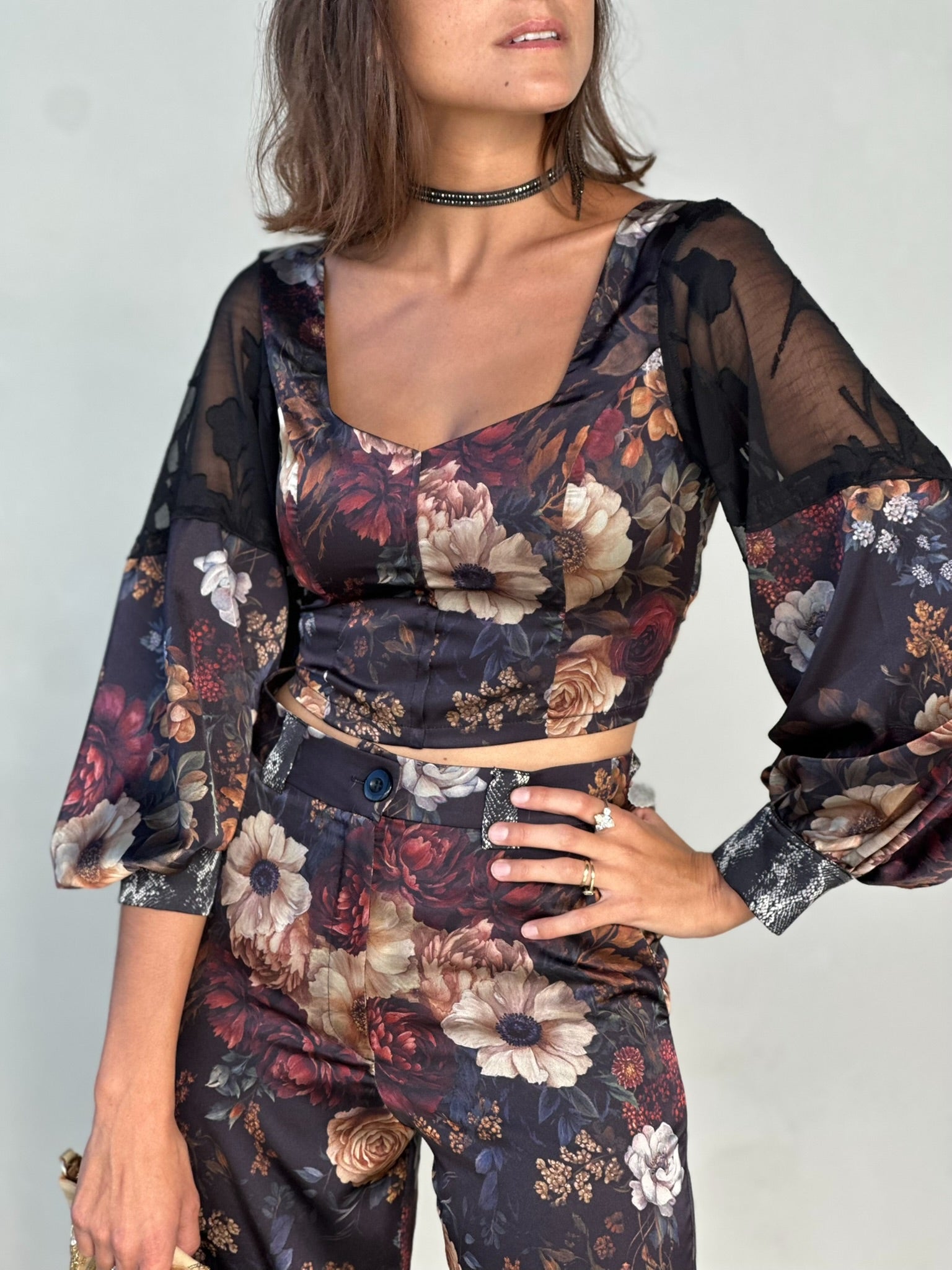 טופ ססילה - שחור פרחים ויקטוריאני