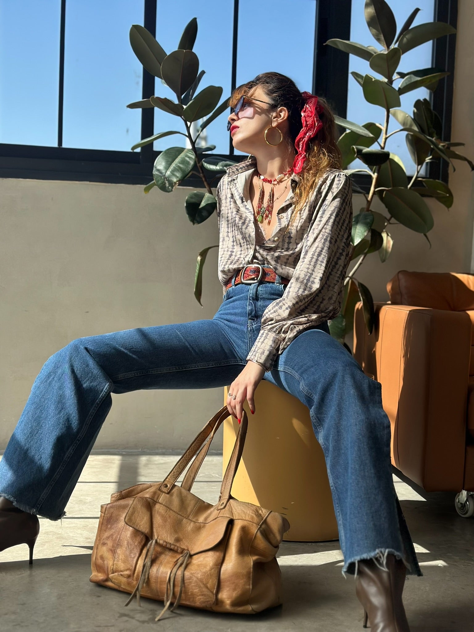 חולצת פריסיליה - שמנת אפור בטיק