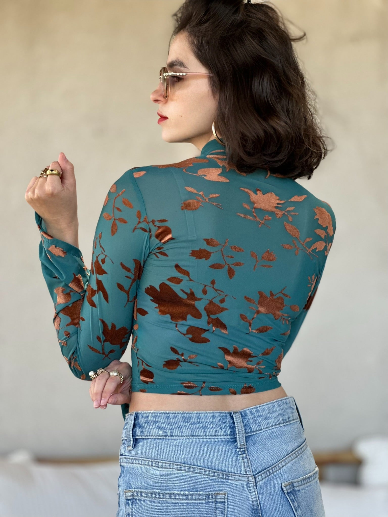 ניקה טורקיז וקטיפה חומה