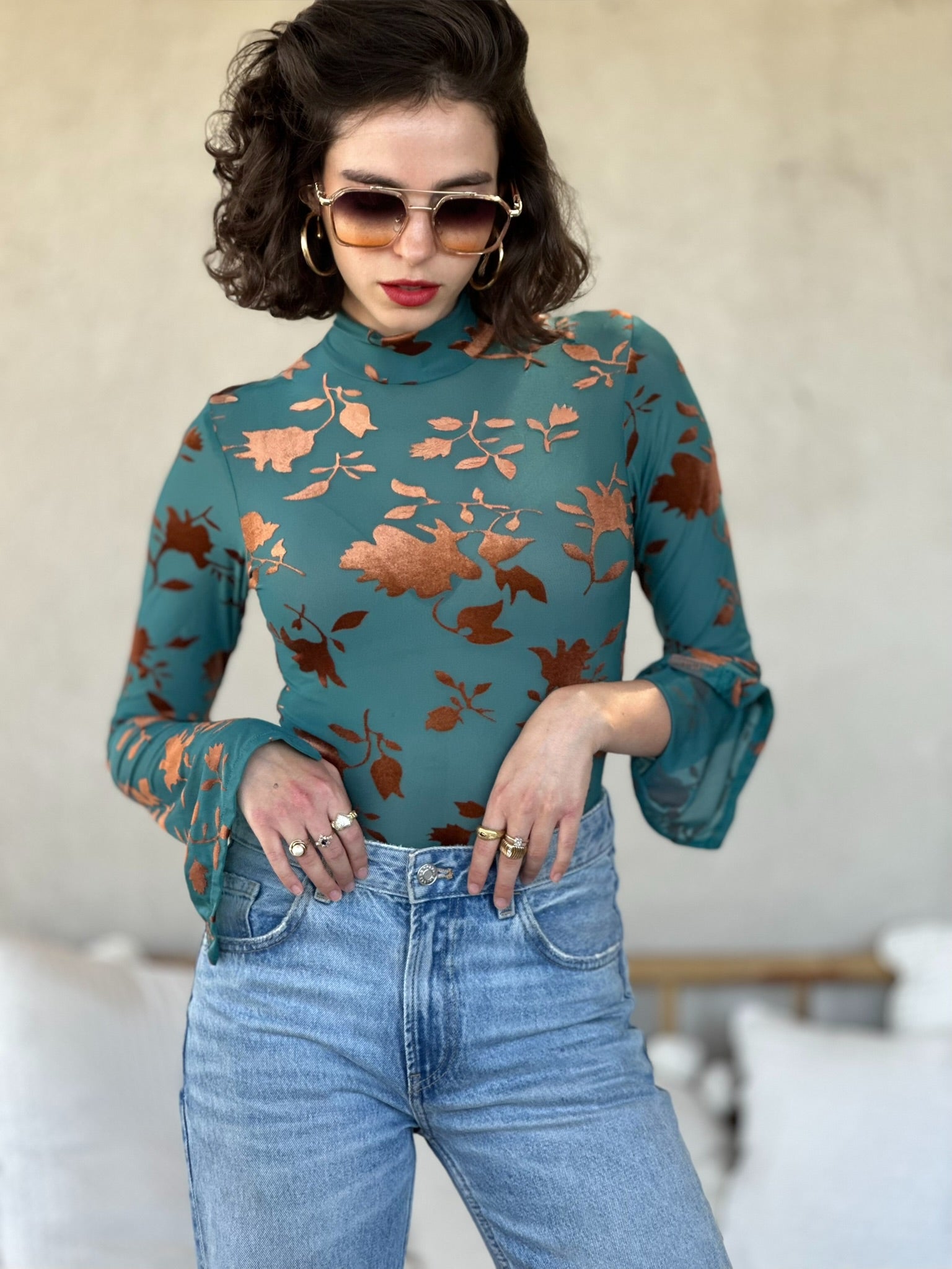 ניקה טורקיז וקטיפה חומה