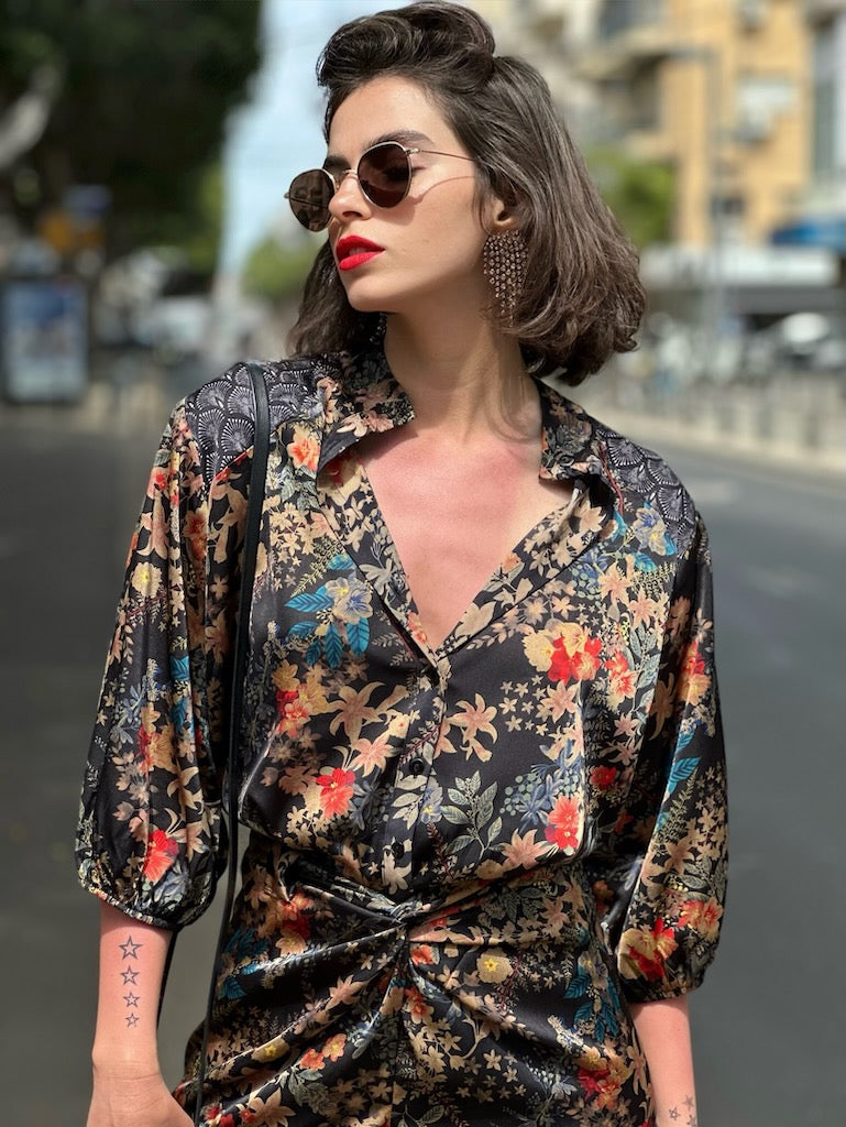 חולצת ג׳יג׳י - שחור פרחוני