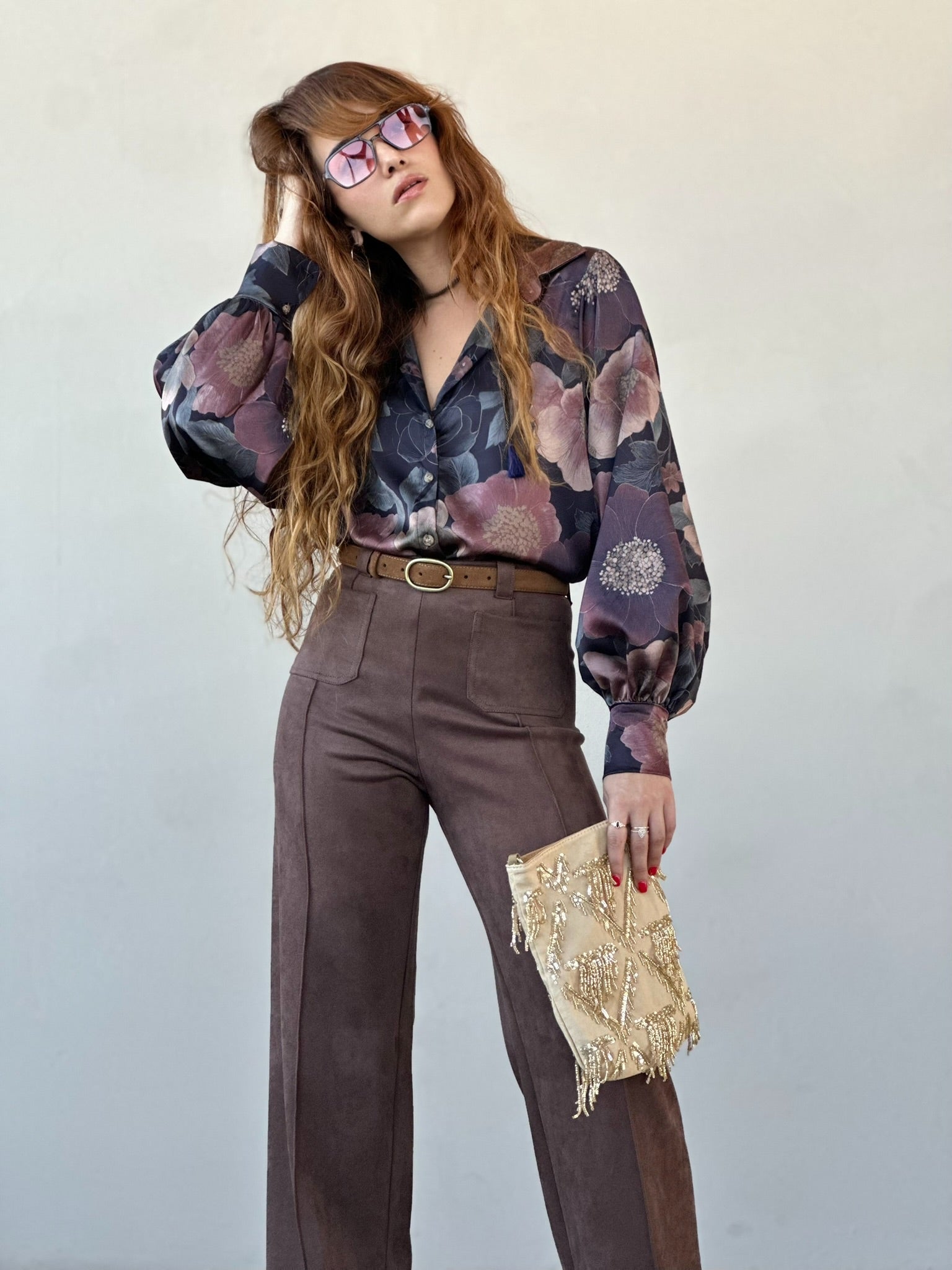 חולצת פריסיליה - שחור פרחים גדולים ורודים