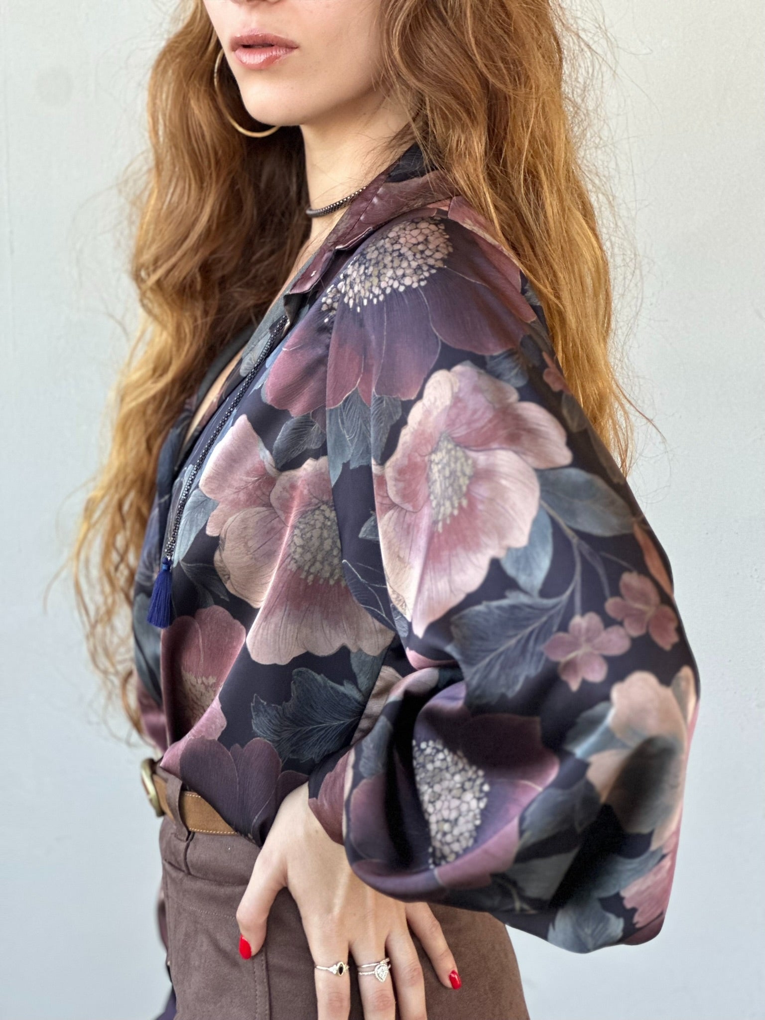 חולצת פריסיליה - שחור פרחים גדולים ורודים