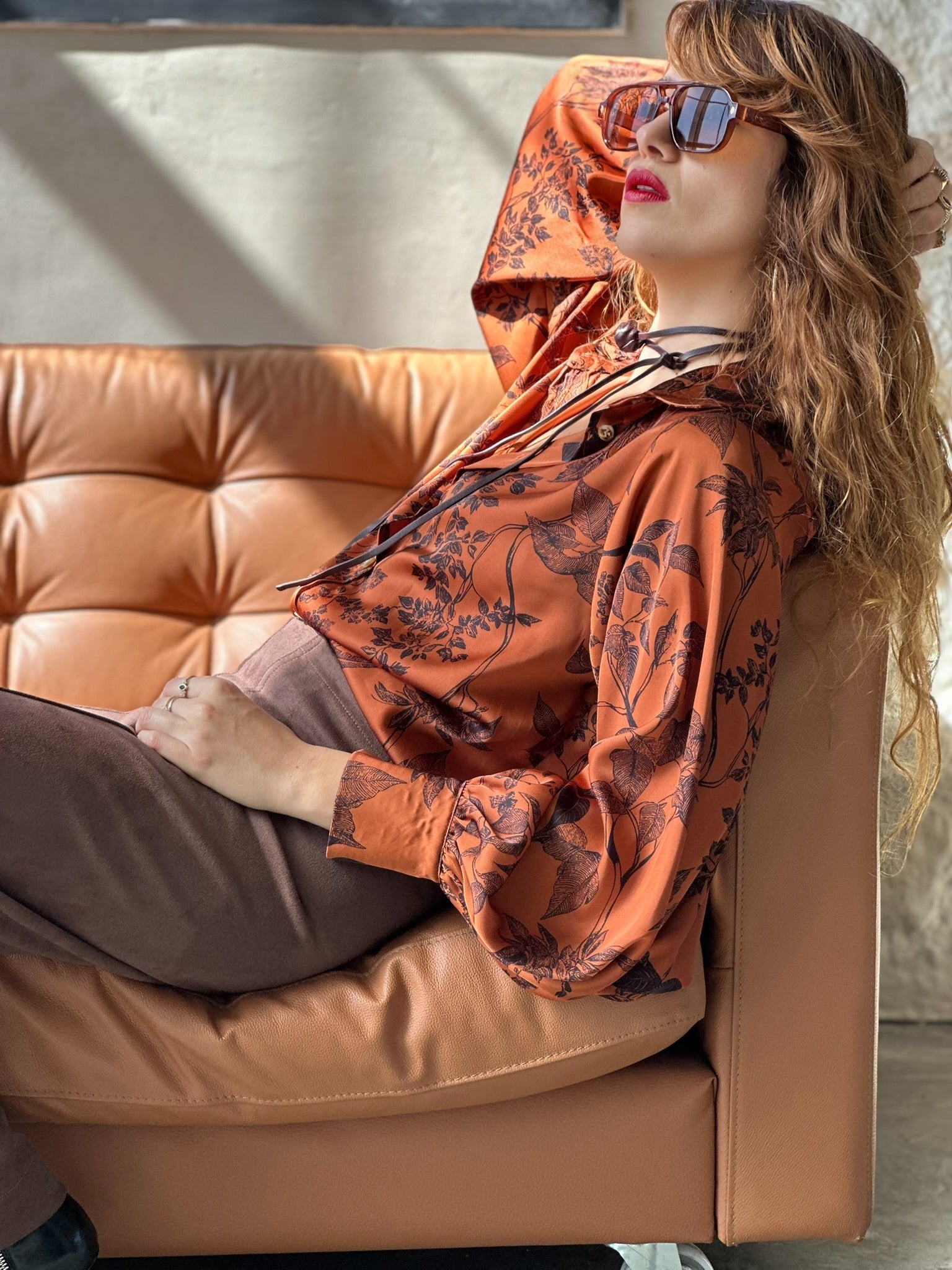 חולצת פריסיליה - בריק כתום פרחים שחורים