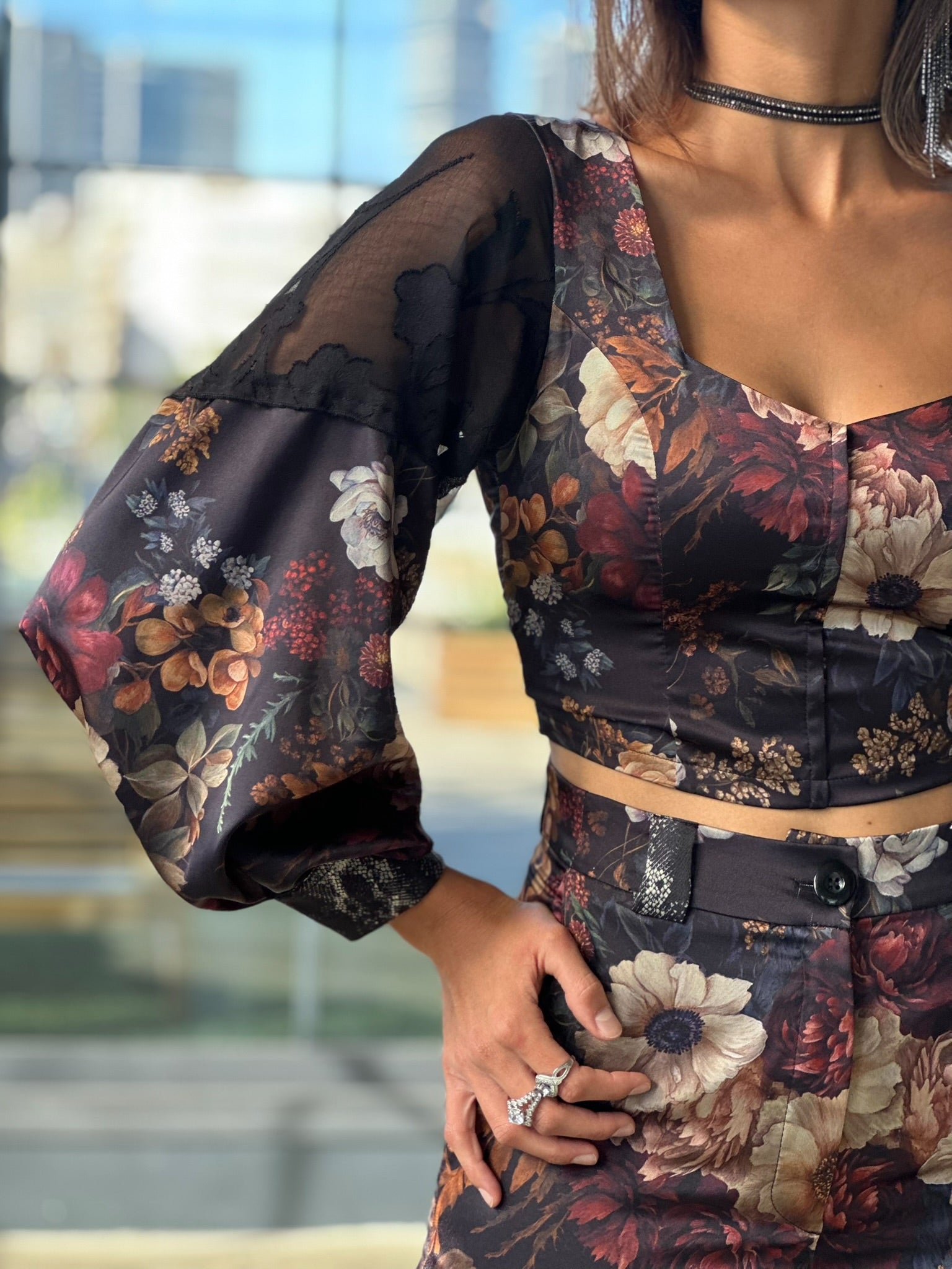 טופ ססילה - שחור פרחים ויקטוריאני